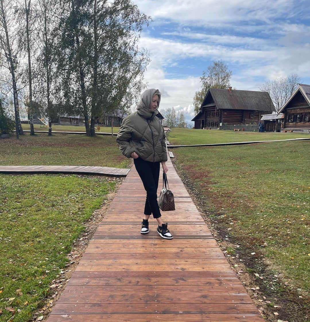 ニナ・ビスローバのインスタグラム：「Музей деревянного зодчества 🪵 Просто потрясающее место 🤎, как вам ? 🙂 #suzdal #мояжизнь #inlove」
