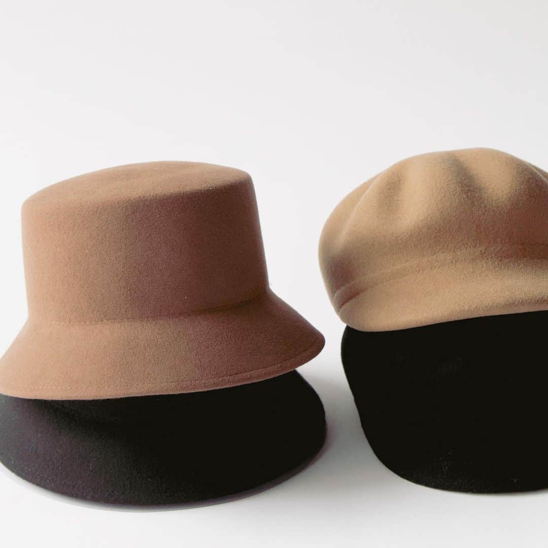 【公式】帽子専門店イチヨンプラス さんのインスタグラム写真 - (【公式】帽子専門店イチヨンプラス Instagram)「. ～フェルト特集🍁～  美しいシルエットが目を引く、上質な質感のフェルト地。  洗練されたデザインは、トレンドに左右されず永くご愛用頂けます♪  一点投入でコーディネートを格上げしてくれる、帽子専門店ならではの上質なハットを是非お愉しみ下さい。  ▼商品名① #フェルトバケハ ▼商品コード #103366 ¥5,200(税込) Color:black,beige,gray  ▼商品名② #フェルトポコポコキャス ▼商品コード #103369 ¥5,200(税込) Color:black,beige,beige(2)  ._______________________________________⠀⠀⠀  商品や色々なシーンに合わせた帽子コーデ、帽子にまつわるHOW TOをお届けしています♪ 最新情報はアカウントをCheck！ 👉@14plusjp . .________________________________________⠀⠀⠀ #イチヨンプラス #帽子 #帽子コーデ #フェルト生地 #キャスケット#バケハ #秋コーデ」10月10日 21時28分 - 14plusjp