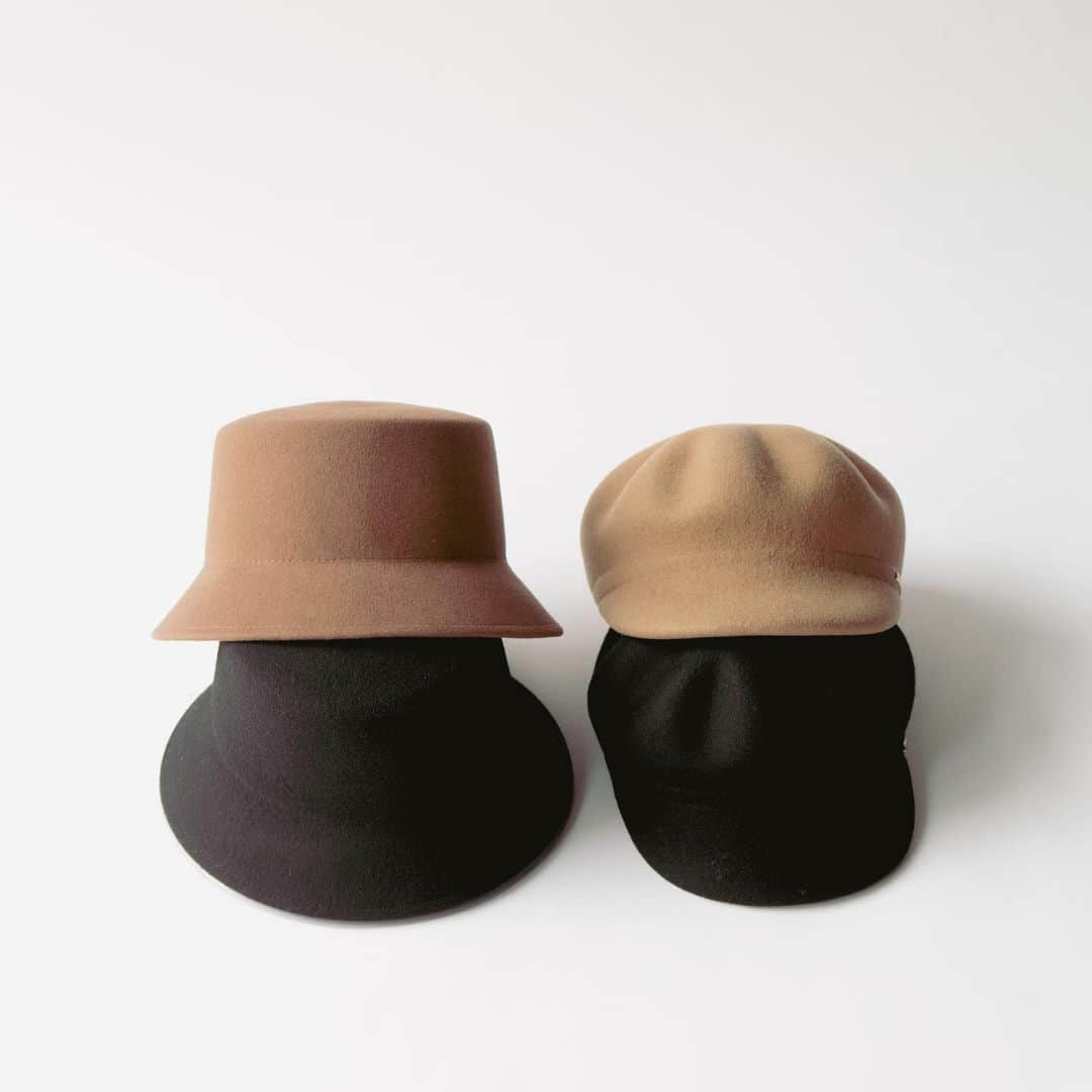 【公式】帽子専門店イチヨンプラス さんのインスタグラム写真 - (【公式】帽子専門店イチヨンプラス Instagram)「. ～フェルト特集🍁～  美しいシルエットが目を引く、上質な質感のフェルト地。  洗練されたデザインは、トレンドに左右されず永くご愛用頂けます♪  一点投入でコーディネートを格上げしてくれる、帽子専門店ならではの上質なハットを是非お愉しみ下さい。  ▼商品名① #フェルトバケハ ▼商品コード #103366 ¥5,200(税込) Color:black,beige,gray  ▼商品名② #フェルトポコポコキャス ▼商品コード #103369 ¥5,200(税込) Color:black,beige,beige(2)  ._______________________________________⠀⠀⠀  商品や色々なシーンに合わせた帽子コーデ、帽子にまつわるHOW TOをお届けしています♪ 最新情報はアカウントをCheck！ 👉@14plusjp . .________________________________________⠀⠀⠀ #イチヨンプラス #帽子 #帽子コーデ #フェルト生地 #キャスケット#バケハ #秋コーデ」10月10日 21時28分 - 14plusjp