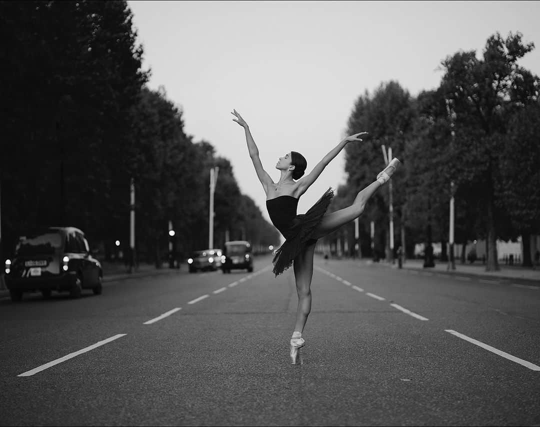 ballerina projectさんのインスタグラム写真 - (ballerina projectInstagram)「𝐘𝐚𝐬𝐦𝐢𝐧𝐞 𝐍𝐚𝐠𝐡𝐝𝐢 on the Mall in London.   @yasmine_naghdi #yasminenaghdi #ballerinaproject #london #themall #ballerina #ballet #dance   Ballerina Project 𝗹𝗮𝗿𝗴𝗲 𝗳𝗼𝗿𝗺𝗮𝘁 𝗹𝗶𝗺𝗶𝘁𝗲𝗱 𝗲𝗱𝘁𝗶𝗼𝗻 𝗽𝗿𝗶𝗻𝘁𝘀 and 𝗜𝗻𝘀𝘁𝗮𝘅 𝗰𝗼𝗹𝗹𝗲𝗰𝘁𝗶𝗼𝗻𝘀 on sale in our Etsy store. Link is located in our bio.  𝙎𝙪𝙗𝙨𝙘𝙧𝙞𝙗𝙚 to the 𝐁𝐚𝐥𝐥𝐞𝐫𝐢𝐧𝐚 𝐏𝐫𝐨𝐣𝐞𝐜𝐭 on Instagram to have access to exclusive and never seen before content. 🩰」10月10日 21時30分 - ballerinaproject_