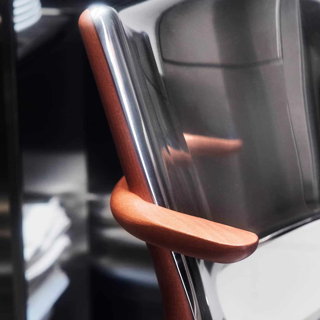 アレッシィのインスタグラム：「“It has always been a dream of mine to enter the world of furniture significantly. Now, with the Poêle Collection and Philippe Starck, we are doing a serious trial.” Alberto Alessi, President of Alessi.⁣ ⁣ Today Alessi celebrates the official launch of The Poêle Collection by @starck in the French and European markets, after being first presented at Salone del Mobile 2023 within the Ars Metallica exhibition shown at the historical Palazzo Borromeo d’Adda in Milan. ⁣ ⁣ Photo by @pietro_cocco @Bordel_Studio」