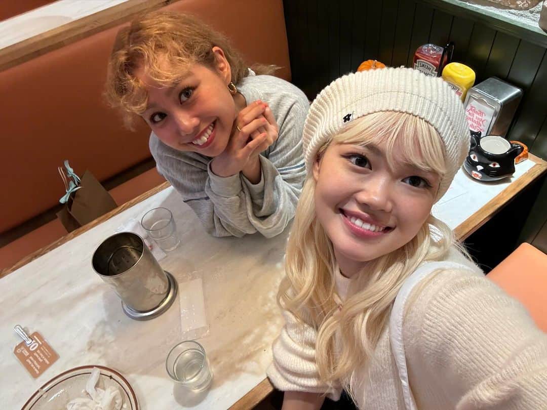 のインスタグラム：「🌼🌼🌼🍔👭🏼   OMGな日!!!!!! pecoさんには、テレビのお仕事で初めてご一緒させてもらって、その時から優しくしてくださっていて、、 今日はなんとランチしてもらいました😭😋🍔  お腹も満たされ、心も満たしていただいたそんな時間でした、、🩵 いっぱい嬉しいこと言っていただいて、明日お肌ぷるぷるになりそうです🍮 そんな力がぺこさんにはある！！🧙✨　　  ありがとうございました🙇🏼‍♀️✨✨ @pecotecooo」