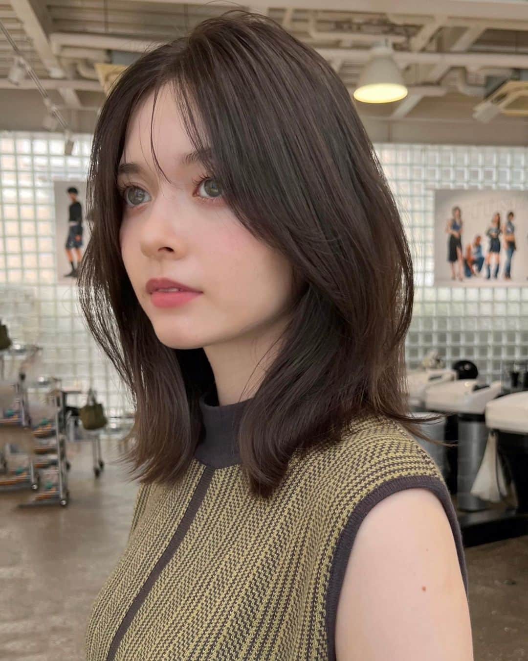 SHIMA原宿店のインスタグラム：「担当： @nakanetoshiki   MENU ❤︎カット ¥6900 ❤︎プレミアムケアカラー ¥11400〜  顔まわりに動きを出した上品なlayer lobスタイル  落ち着いた色味の増える秋ファッションにポイントをプラスしたhairです🍁 #オリーブベージュ  ご予約は ☑️SHIMA HARAJUKUまたは　@nakanetoshiki のInstagram 📞お電話（03-3470-3855）にて承っております✨ ※女性の方のみご予約を承っています。 ※ボブ.ロング専門  #ロブ#ボブ#くびれボブ#ミディアムヘア#カジュアルヘア#レイヤーカット#透明感カラー#グレージュ#グレージュカラー#オリーブグレージュ#顔周りレイヤー#フェイスレイヤー#カジュアルヘア#くびれヘア#透明感ヘア #オリーブベージュ#SHIMA原宿#原宿美容室#SHIMAHARAJUKU」