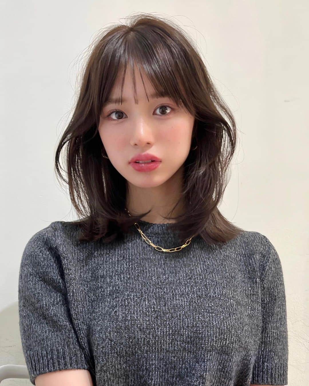 SHIMA原宿店のインスタグラム：「担当： @nakanetoshiki   MENU ❤︎カット ¥6900 ❤︎プレミアムケアカラー ¥11400〜  顔まわりに動きを出した上品なlayer mediumスタイル  落ち着いた色味の増える秋ファッションにポイントをプラスしたhairです🍁 #オリーブベージュ  ご予約は ☑️SHIMA HARAJUKUまたは　@nakanetoshiki のInstagram 📞お電話（03-3470-3855）にて承っております✨ ※女性の方のみご予約を承っています。 ※ボブ.ロング専門  #ロブ#ボブ#くびれボブ#ミディアムヘア#カジュアルヘア#レイヤーカット#透明感カラー#グレージュ#グレージュカラー#オリーブグレージュ#顔周りレイヤー#フェイスレイヤー#カジュアルヘア#くびれヘア#透明感ヘア #オリーブベージュ#SHIMA原宿#原宿美容室#SHIMAHARAJUKU」