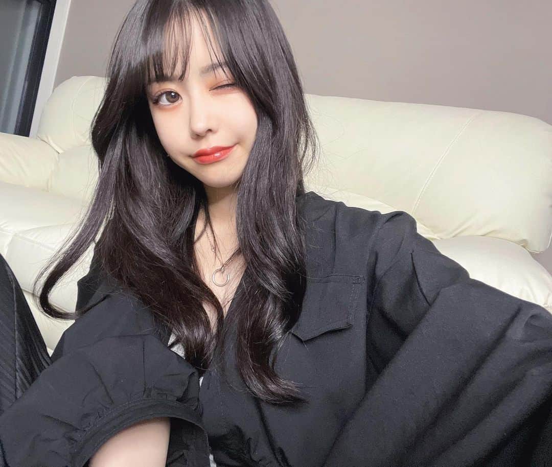 かすこんねぅのインスタグラム：「洗顔後とか入浴後に化粧水の代わりにこれを貼っておくだけだから、ながらで色々できちゃう！ これからの季節は特に肌がガビガビ女さんになるので、ルルルンの化粧水フェイスマスクがおすすめ！  肌に水分が宿ってプルプル女さんになったよ- ‎𖤐 - ✩⸝⸝⸝⋆.✩.*  #PR #ルルルン #化粧水フェイスマスク」