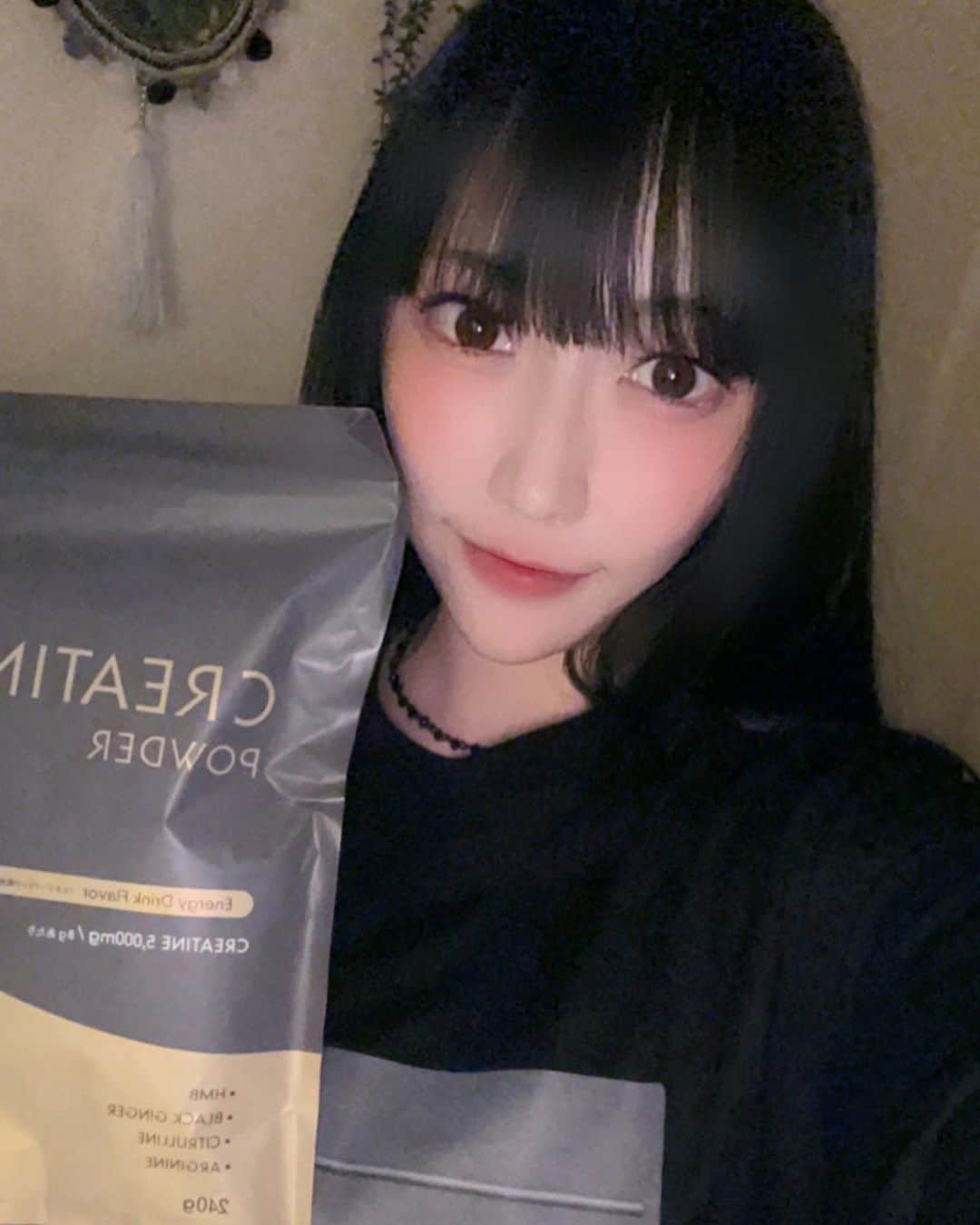七海ティナさんのインスタグラム写真 - (七海ティナInstagram)「友人の @timmy44 さん @kutico.maru さんが 共同開発したサプリメントのクレアチン 今回モニターとしてサンプルを頂き飲んでみました。  最近、トレーニングしてもなかなか集中力が維持できず 気圧で気持ちの上がり下がり そして、体調が左右されるので 藁にもすがる思いでクレアチンに頼った。  まだ試してからそんなに日にちは経過しておりませんが 体感的に効果を感じております。  びっくり。  ・筋肉の張りの緩和 ・疲労感の軽減 ・精神疲労の軽減  更には鬱病障害にも有効らしい…。  クレアチンは、筋量増加の目的がメインで主に使われてましたが 老若男女、体力仕事の方や 精神的にダメージ受けやすい方にも オススメです。 本当に飲んだ方がいい。  友人が1から試行錯誤して作ったものだから 尚更信頼できるし、おすすめできる。  味はエナジードリンク風味で もはやレッド〇ル。 おいしい。 ポカリに混ぜてオロポ風で トレーニング中に飲むのもよき！  現在、予約販売中で 年末に順次発送予定です！！  ハイライトにURL残しておくので 気になる方は是非！  #クレアチン#筋肥大#ボディメイク#ダイエット#減量#うつ病#疲労回復#アンチエイジング#筋トレ#増量#精神障害#精神健康」10月10日 20時07分 - tinaaaa1208