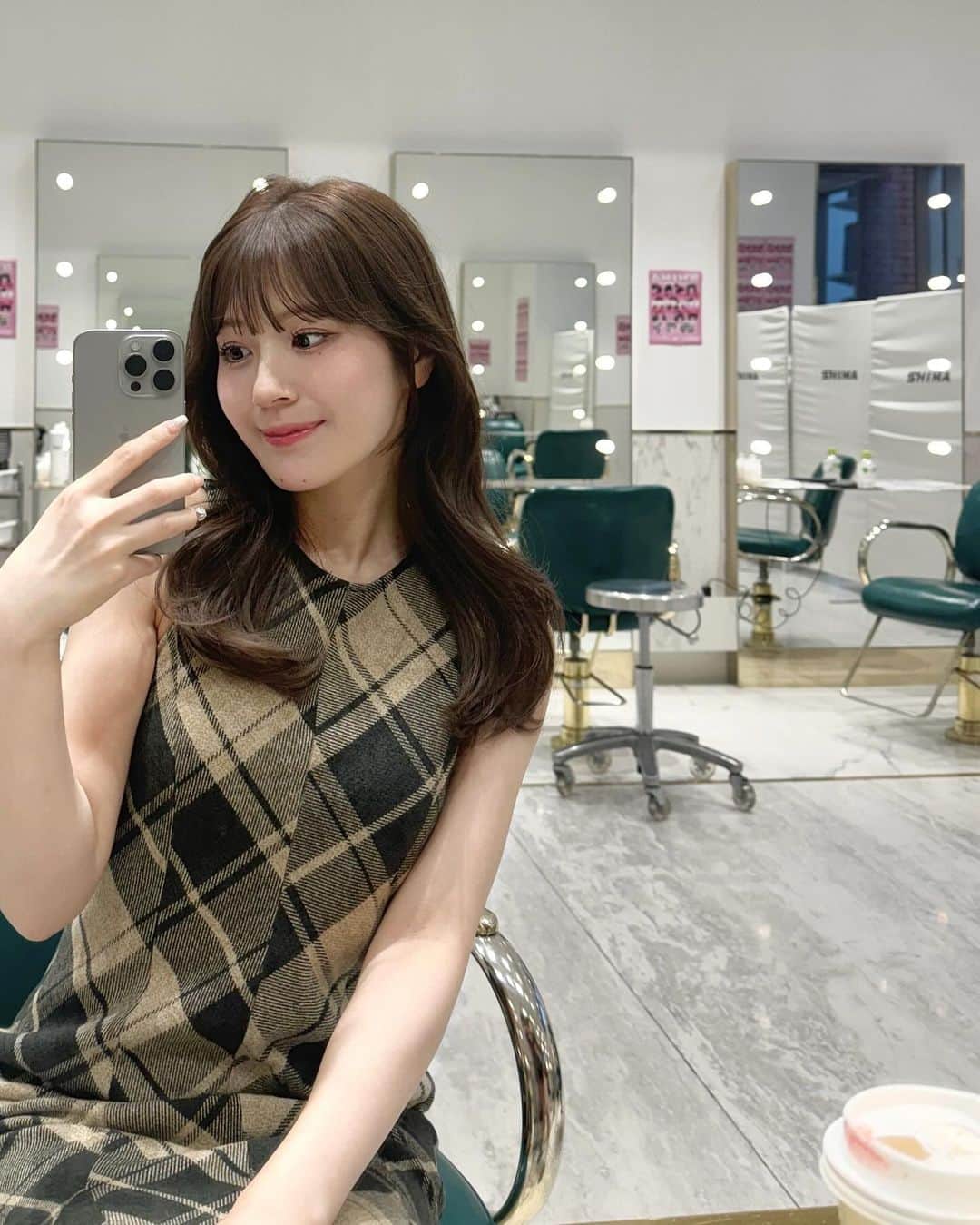 黒田莉来のインスタグラム：「new hair color 🍂🩶  秋のこっくり明るめベージュが たまらなく好き。 2〜4枚目がノンフィルターで実際の色味です。 ブリーチなしでこのカラー…🥹🌰  @io_yamamoto さん いつも天才的なカラーありがとうございます👼🏻♡  お洋服について沢山ご質問いただあのですが、衣装で @rosary.moon のものでした🏷️  152cmの私には全体的に少し大きかったです🥺ご参考までに🙇‍♂️  #newhair #shima #ginza」