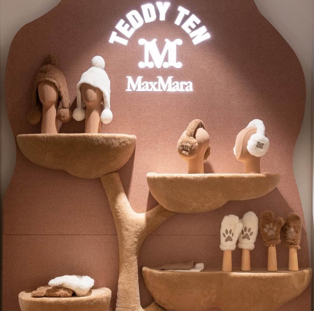 マックスマーラさんのインスタグラム写真 - (マックスマーラInstagram)「Immerse yourself in the world of Teddy. In celebration of the #MaxMaraTeddyTen anniversary, discover the kids corner at @Harrods. Shop the capsule collection featuring the new Mini Teddy coat and matching accessories for children. Explore more at the link in bio. #MaxMara #MaxMaraTeddyBear」10月10日 20時00分 - maxmara