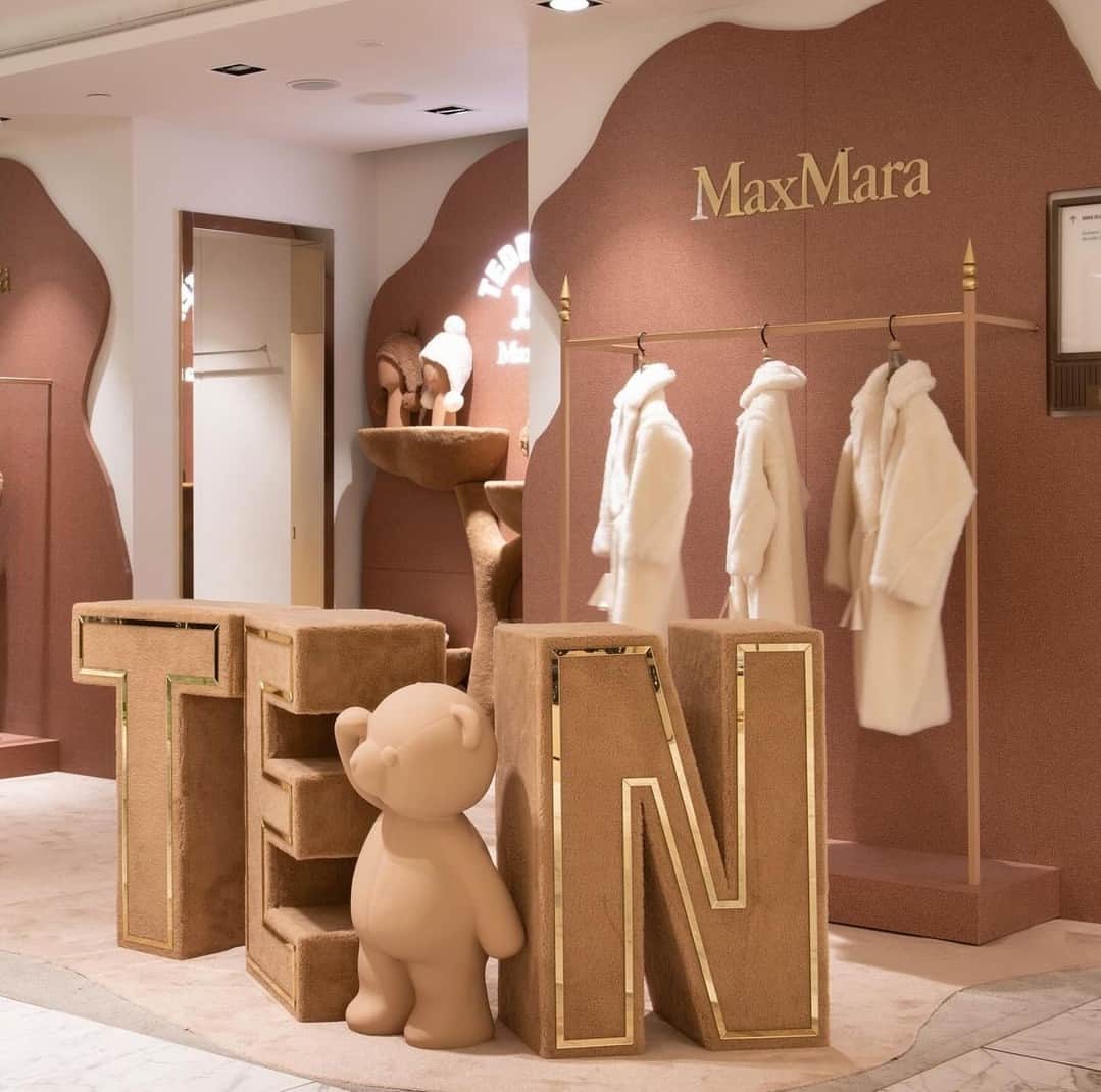 マックスマーラさんのインスタグラム写真 - (マックスマーラInstagram)「Immerse yourself in the world of Teddy. In celebration of the #MaxMaraTeddyTen anniversary, discover the kids corner at @Harrods. Shop the capsule collection featuring the new Mini Teddy coat and matching accessories for children. Explore more at the link in bio. #MaxMara #MaxMaraTeddyBear」10月10日 20時00分 - maxmara