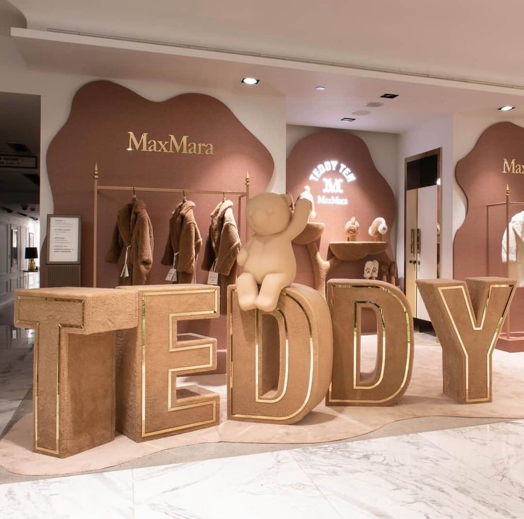 マックスマーラのインスタグラム：「Immerse yourself in the world of Teddy. In celebration of the #MaxMaraTeddyTen anniversary, discover the kids corner at @Harrods. Shop the capsule collection featuring the new Mini Teddy coat and matching accessories for children. Explore more at the link in bio. #MaxMara #MaxMaraTeddyBear」