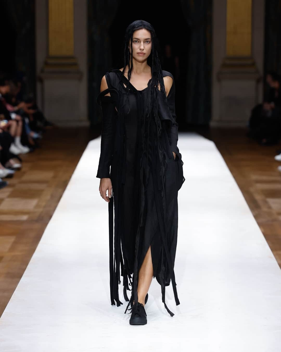 ヨウジヤマモトのインスタグラム：「@yohjiyamamotoofficial: Yohji Yamamoto Spring Summer 2024 Collection⁠ ⁠ #YohjiYamamoto⁠ #PFW」