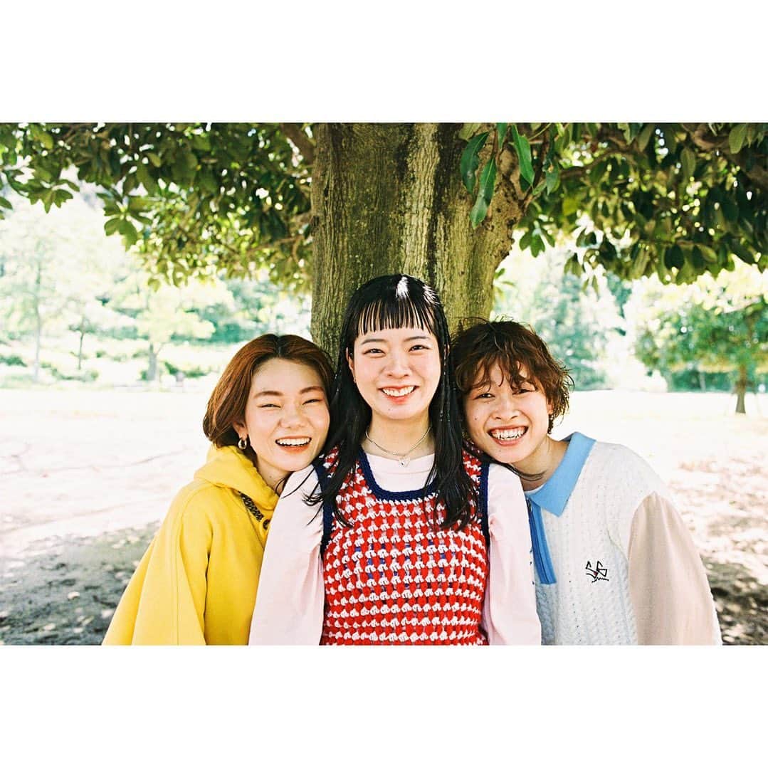 のインスタグラム：「🎉📸 SHISHAMO × KAWASAKI 〜10YEARS THANK YOU〜写真展 開催決定📸🎉  SHISHAMOが生まれた街川崎市に新しくできるライブハウス「SUPERNOVA KAWASAKI」のこけら落とし公演、  🎸祝!!! 川崎市市制100周年 SHISHAMO NO KOKERAOTOSHI!!! 〜SUPERNOVA KAWASAKI OPENING LIVE〜  の開催を記念して、 10/14(土)・10/15(日)の２日間 SUPERNOVA KAWASAKIの施設内、"BOX"にて  📸SHISHAMO × KAWASAKI 〜10YEARS THANK YOU〜  写真展  の開催が決定しました🐟🎊  この10年の間で、 写真家 川島小鳥氏によって川崎で撮影されたSHISHAMOの写真が展示されます🖼️ 入場無料なのでライブのチケットを持っていない方もご覧いただけます🆓  是非お越しください👀✔️  #shishamo」