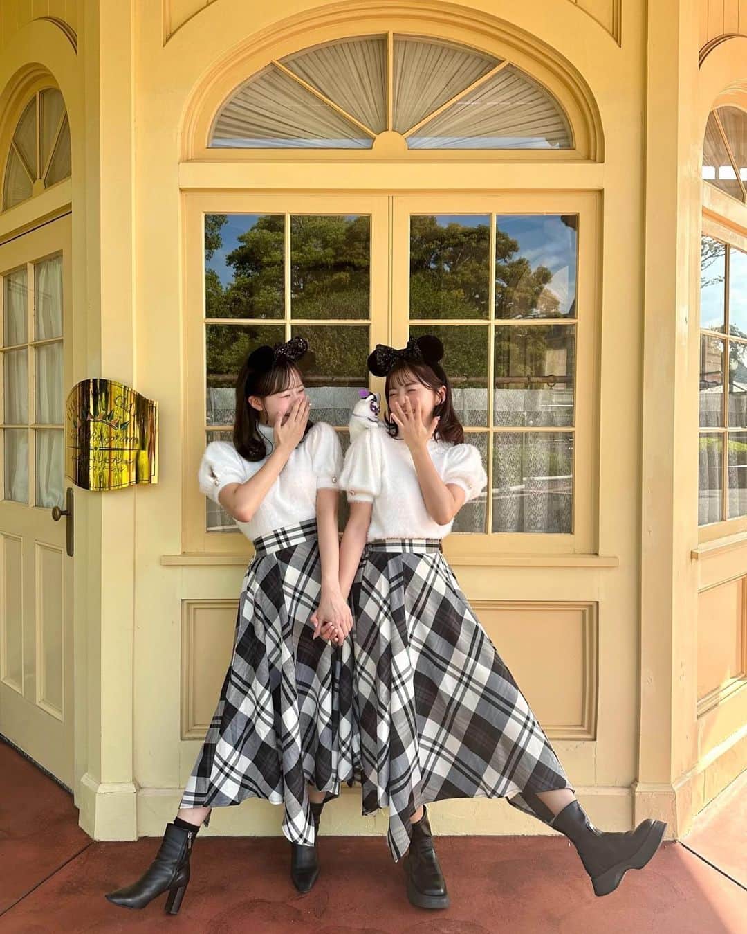 森下愛里沙(もりしたありさ) のインスタグラム：「ㅤㅤㅤㅤㅤㅤㅤㅤㅤㅤㅤㅤㅤ ㅤㅤㅤㅤㅤㅤㅤㅤㅤㅤㅤㅤㅤ ㅤㅤㅤㅤㅤㅤㅤㅤㅤㅤㅤㅤㅤ お揃いディズニーコーデ🐭🏰💗 トップスのふわふわ感に腕にさりげなくスリッドがあるのがポイント！チェックのスカートもこの秋に大活躍してくれそうなアイテム❤︎  ㅤㅤㅤㅤㅤㅤㅤㅤㅤㅤㅤㅤㅤトップス @michellmacaron_official  スカート @michellmacaron_official  ㅤㅤㅤㅤㅤㅤㅤㅤㅤㅤㅤㅤㅤ ㅤㅤㅤㅤㅤㅤㅤㅤㅤㅤㅤㅤㅤ ㅤㅤㅤㅤㅤㅤㅤㅤㅤㅤㅤㅤㅤ ネイルも新しくしたらよ💅 ネイルはいつも通りfeinさんでお願いしました❤︎ ㅤㅤㅤㅤㅤㅤㅤㅤㅤㅤㅤㅤㅤ ㅤㅤㅤㅤㅤㅤㅤㅤㅤㅤㅤㅤㅤ ㅤㅤㅤㅤㅤㅤㅤㅤㅤㅤㅤㅤㅤ #リンクコーデ #東京ディズニーランド #ディズニーランド #ディズニーコーデ #バウンドコーデ #ディズニーカチューシャ #ハロウィン #ディズニーハロウィン #ミシェルマカロン #tokyodisneyland #disney #tdl #ネイルデザイン #michellmacaron」