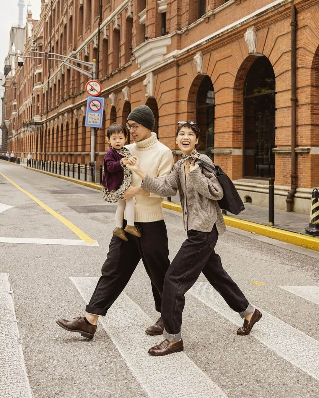 bonpointのインスタグラム：「#BonpointFamily ​ Sherry, a Shanghai fashion influencer, takes us along her family's stroll on the Bund. ​  Accompanied by her daughter Xiaoyali and husband Yimu, Sherry likes to wander in the neighborhood to enjoy the weather and colours of the Autumnal transition. ​  📸 @SandraSemburg ​  #Bonpoint」