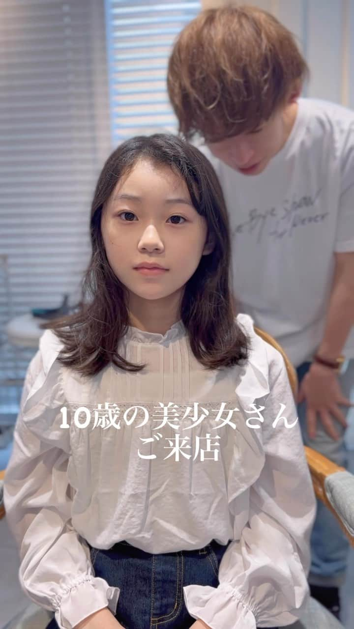 前田渉のインスタグラム：「✂︎   10歳になった美少女さんご来店 動く、劇的‼︎Before→After→Arrange👧🏻👏🏻   Cut:バッサリ切ってアゴ下ボブで、前髪はシースルーぱっつんに✂︎ Styling:26mmのコテでさくらんぼ巻きの表面ぼかしにし、cache cacheoilを付けてスタイリングしました🪄💫✨ Arrange:結んでも、耳にかけても可愛い顔周りのおくれ毛も作りました🩵 いつも任せてくれてありがとう😊😊     こちらもぜひ見てみて下さい💁🏼‍♂️ @wataru_magic   model:10歳の美少女さん🩵 #わたるマジック  #cachecacheomotesando #hairstyle #haircolor #haircut #tiktok #js  #美容師 #ボブの巻き方 #さくらんぼ巻き #美少女 #黒髪 #可愛い #シースルーバング #来栖りん #ボブアレンジ #シースルーぱっつん #わたボブ #ぱっつん #美人 #切りっぱなしボブ #おくれ毛 #前髪カット #アレンジ #ヘアアレンジ #似合わせカット #ボブ #カット動画 #美女 #アレンジ動画」