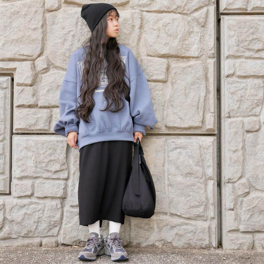 花音さんのインスタグラム写真 - (花音Instagram)「・ 秋もお気に入りのIラインスカートで。 やっぱり王道の#スウェット 合わせ(*´ω`*) ・ 今年は折り返しのない#ニット帽 が◎ アクティブなスカートコーデって可愛いね。 ・ ・ ・ #韓国ファッション  #大人カジュアル  ・ ・ ・ スウェットsize:S→#classicalelf  スカートsize:S→ @classicalelf_official  バッグ→ @apres_mignon  キャップ→ @ungrid_official #ungrid  スニーカー→ @newbalance #newbalance2002r  ・ ・ 【身長147/体重38】 ・ ・ #キッズコーデ #instagood #ジュニアファッション #kids #低身長コーデ #데일리룩 #ロングスカート #タイトスカート #足元倶楽部 #スポーティー」10月10日 20時08分 - flowermelodychan