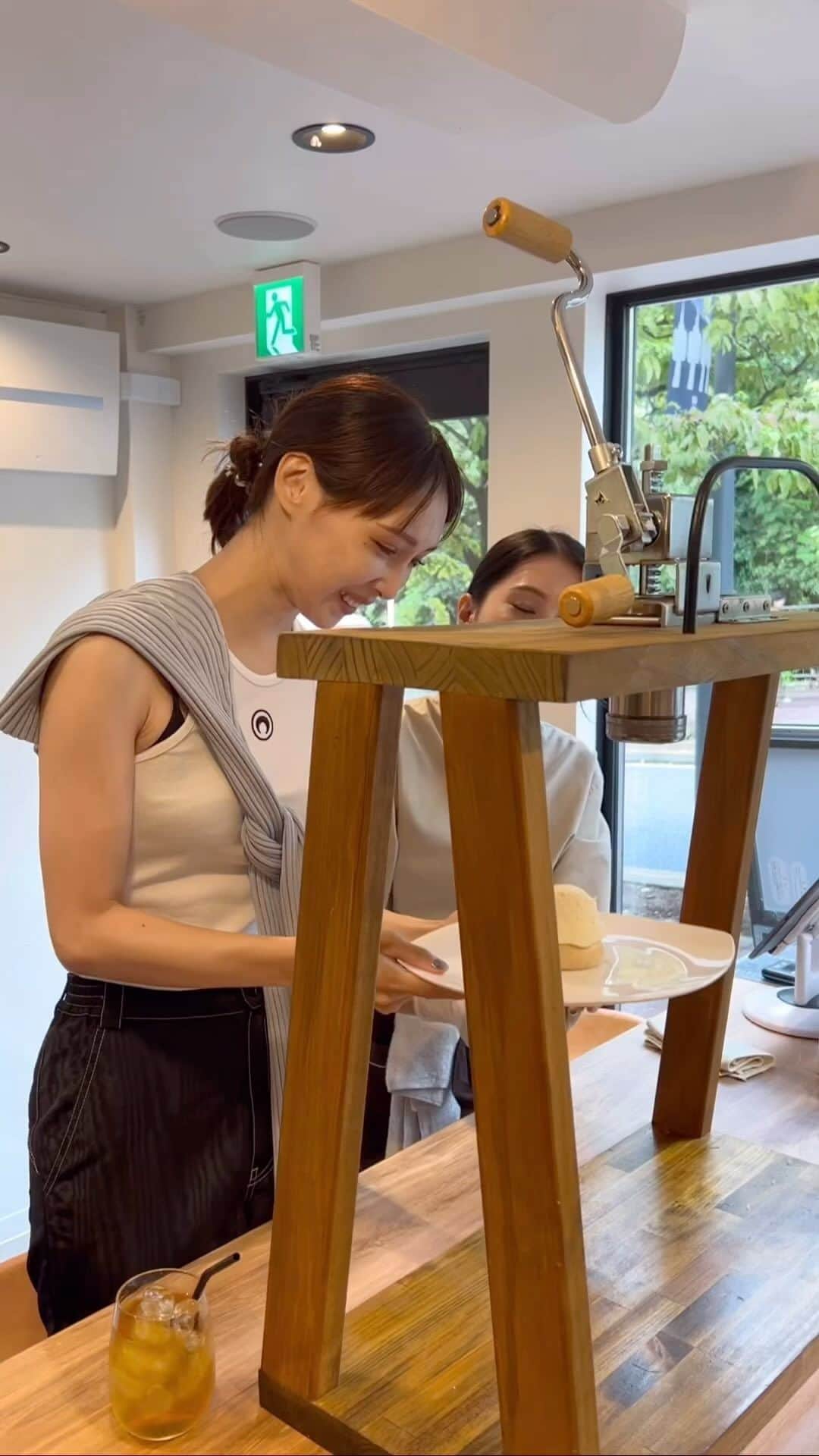 森彩香のインスタグラム：「🌰 この前生搾りモンブランのお店に行ってきたよ〜！ 　　 自分でモンブラン搾る体験出来たの嬉しかった⤴︎ めちゃくちゃ台動いてしまったから動画端折ったけど！笑 　　 　　 モンブランの中身がバニラアイスかバスチーか 選べたのも良かった🤍私はアイスにしたよ！ 　　 　　 インフルエンサーの方が一日店長イベントとかしてるみたいなのも新鮮だった💭 　　 　　 めちゃくちゃ美味しかったから、 12月にあやーね連れてく🫶🏻🫶🏻 　　 　　 　　  @montblanc_iidabashi ↑お店はここ！ 　　 　　 　　 .  #生搾りモンブラン専門店 #生搾りモンブラン専門店飯田橋店 #モンブラン」