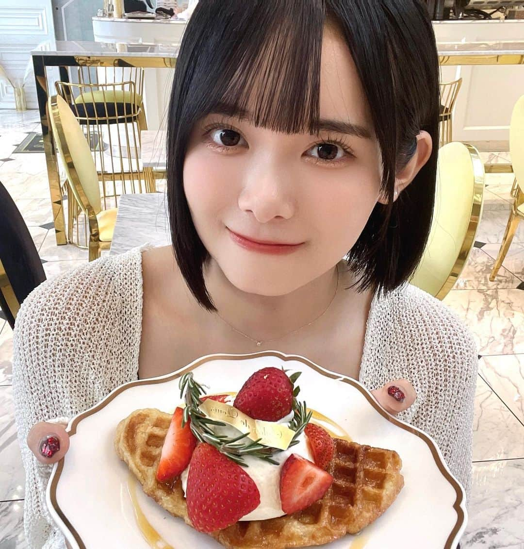 山﨑夢羽のインスタグラム：「. クロッフル🍓  #BEYOOOOONDS #山﨑夢羽 #クロッフル #イチゴ #赤くてかわいい #ひょっ」