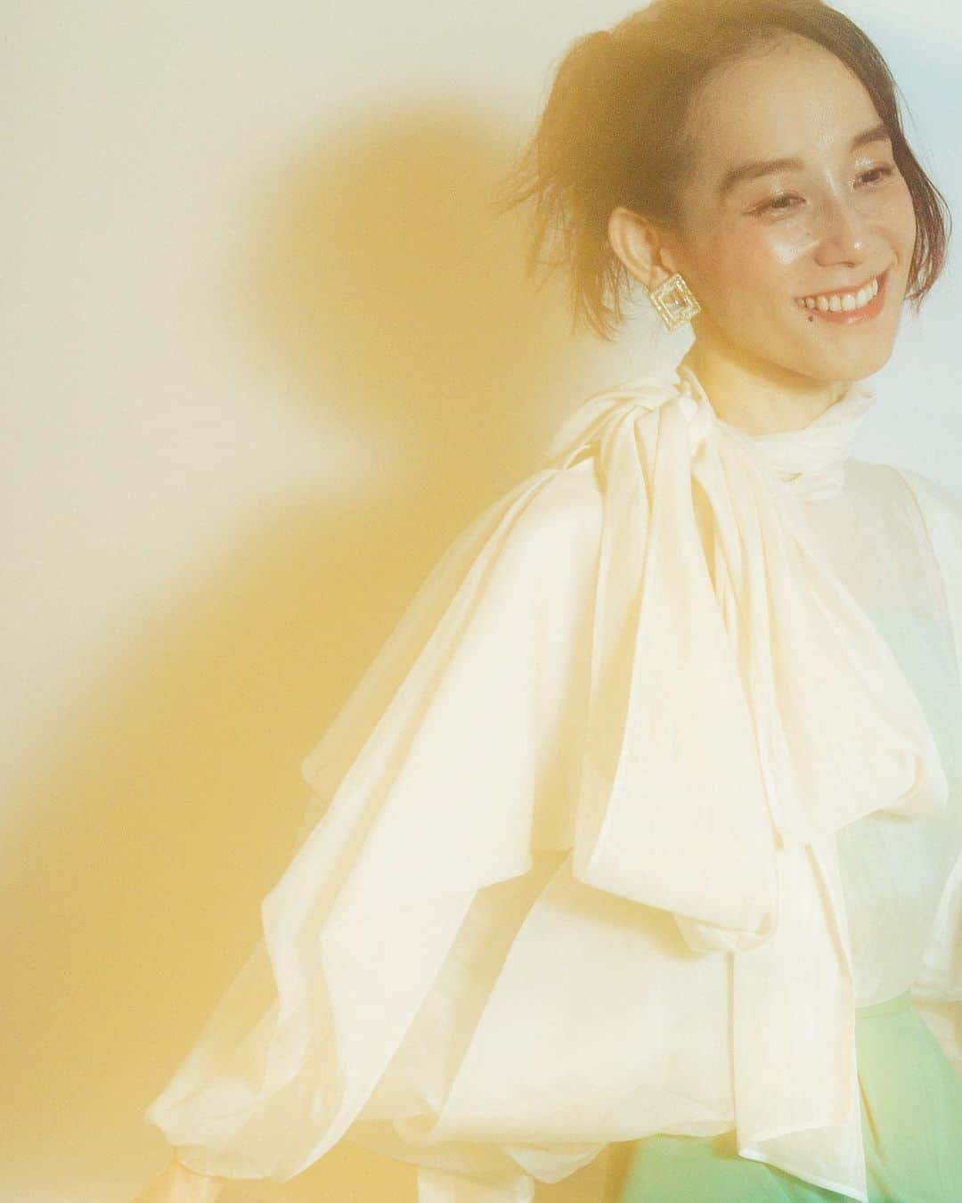 篠原ともえのインスタグラム：「FASHION SNAPインタビュー✒️ 折り紙ブラウス&新作グリーンパンツでスタイリング。シカクパターンでの創作ルーツなど近年のクリエイションについてお話しました。  樹齢50年の高尾の間伐材で制作したバッグも撮影いただき📸インタビューでは近年見てとても良かったデザイナーのドキュメンタリー映画「ファッション・リイマジン」もご紹介しております🎬  FASHION SNAP @fashionsnapcom  「篠原ともえのクリエイションのひみつ」」