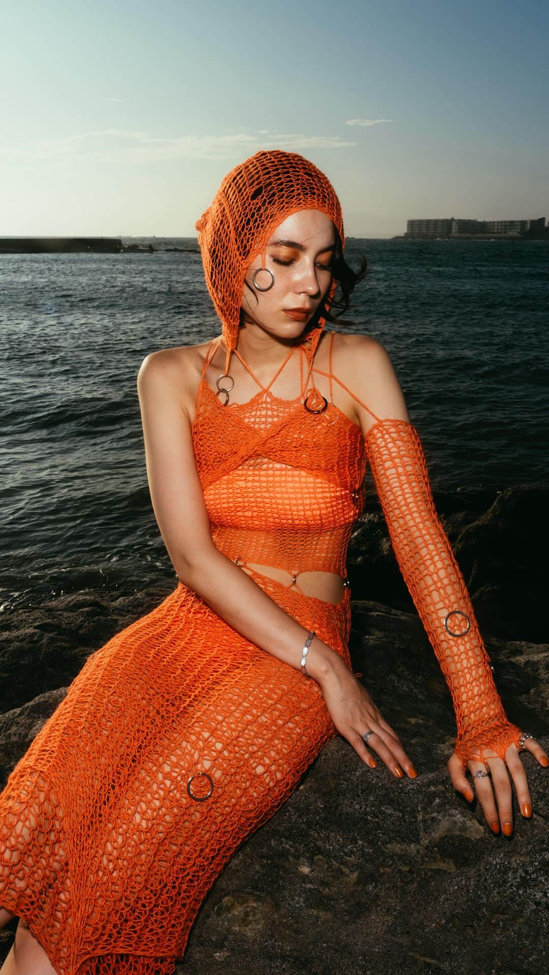 マリークレアのインスタグラム：「* 🧜‍♀️  Handmade knit dress   頭からつま先まで 全身ドレスを編んでみたよ〜🧡🧡🧡  #marieclaire_handmade_  #marieclaire_fashion_   Video @yuki_hatakeyama_」