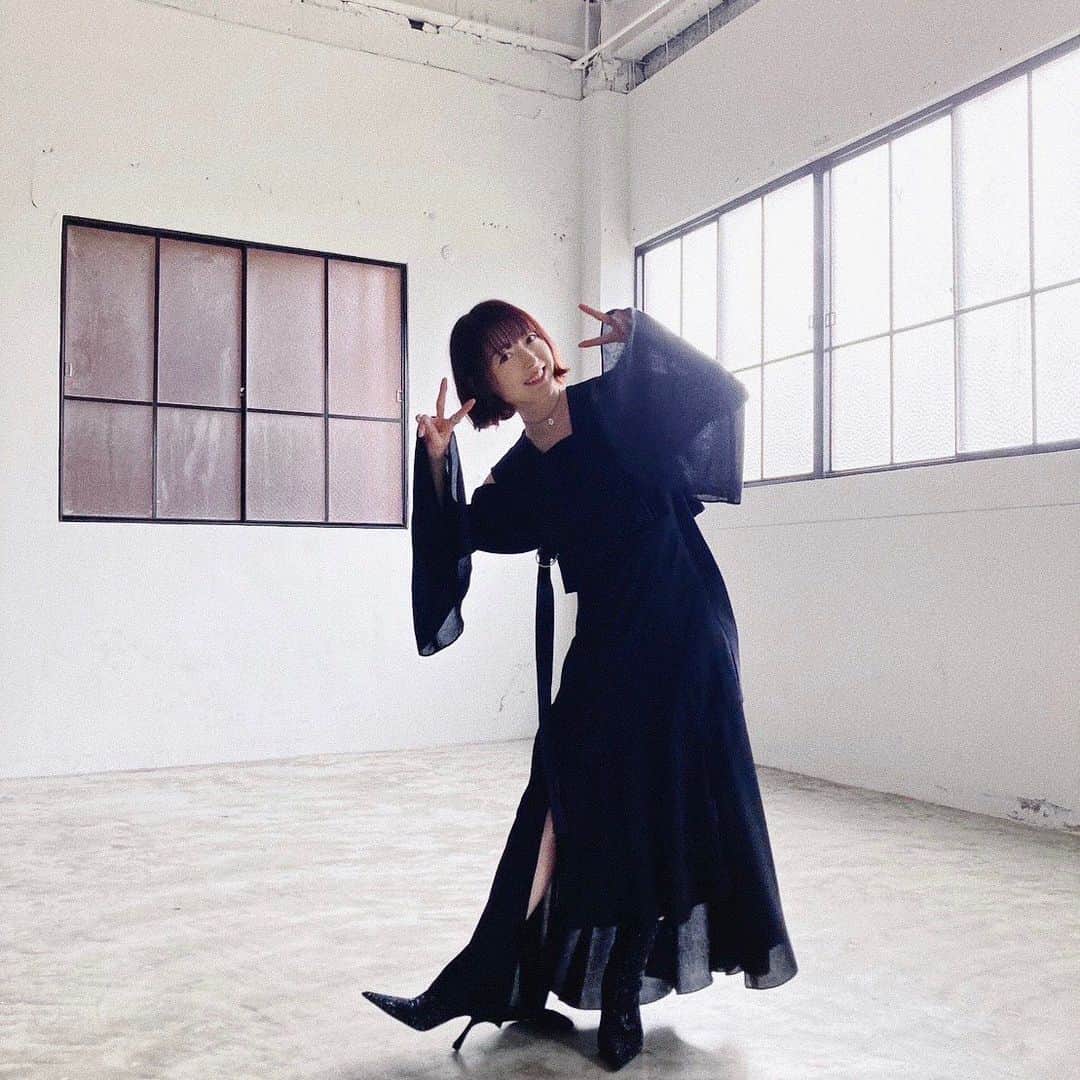 花澤香菜さんのインスタグラム写真 - (花澤香菜Instagram)「. 声優グランプリ11月号のオフショットです☺️ 新曲「インタリオ」の雰囲気を意識してくださった撮影で楽しかった〜🚘✨  best  #Lepotokio」10月10日 20時11分 - hanazawa_kana.official