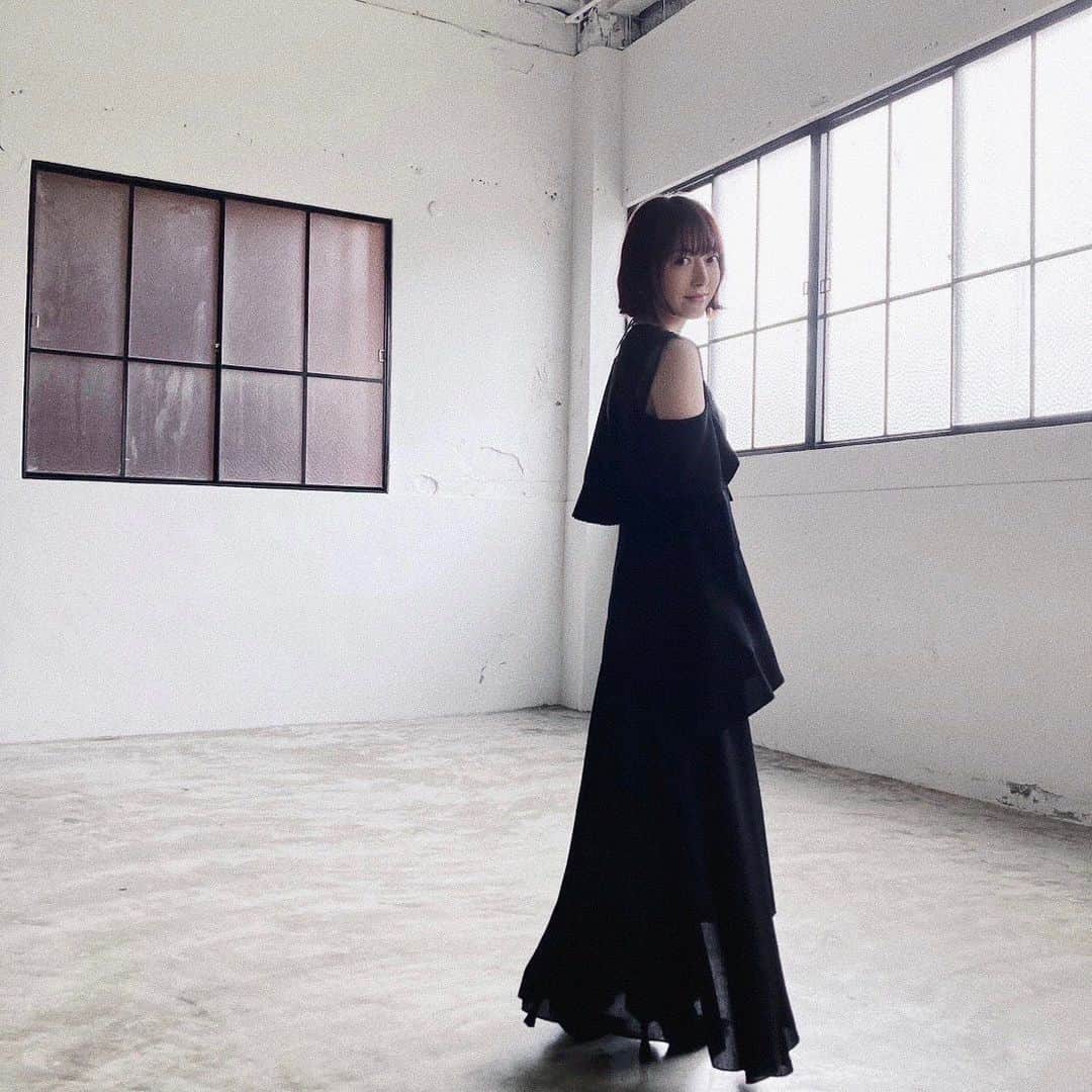 花澤香菜さんのインスタグラム写真 - (花澤香菜Instagram)「. 声優グランプリ11月号のオフショットです☺️ 新曲「インタリオ」の雰囲気を意識してくださった撮影で楽しかった〜🚘✨  best  #Lepotokio」10月10日 20時11分 - hanazawa_kana.official