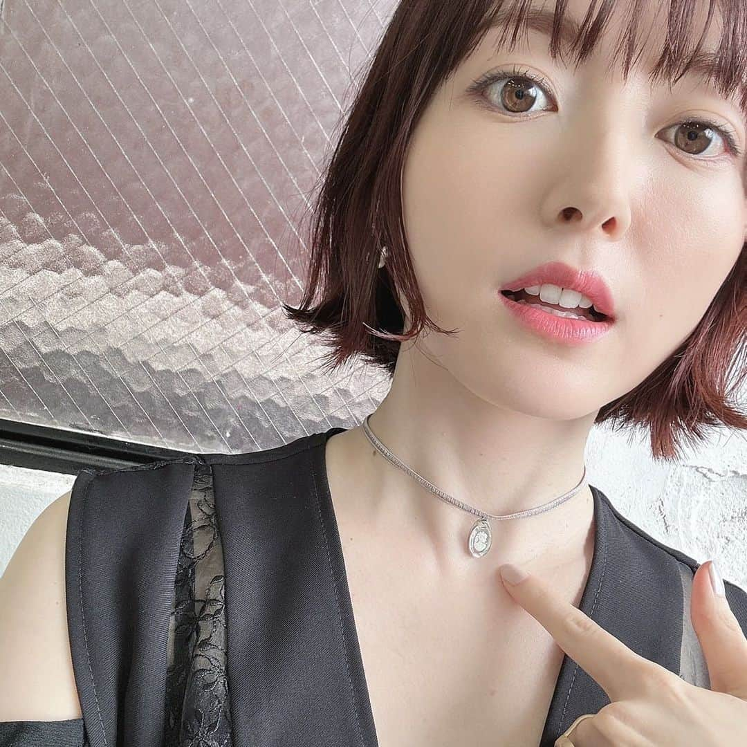 花澤香菜さんのインスタグラム写真 - (花澤香菜Instagram)「. 声優グランプリ11月号のオフショットです☺️ 新曲「インタリオ」の雰囲気を意識してくださった撮影で楽しかった〜🚘✨  best  #Lepotokio」10月10日 20時11分 - hanazawa_kana.official