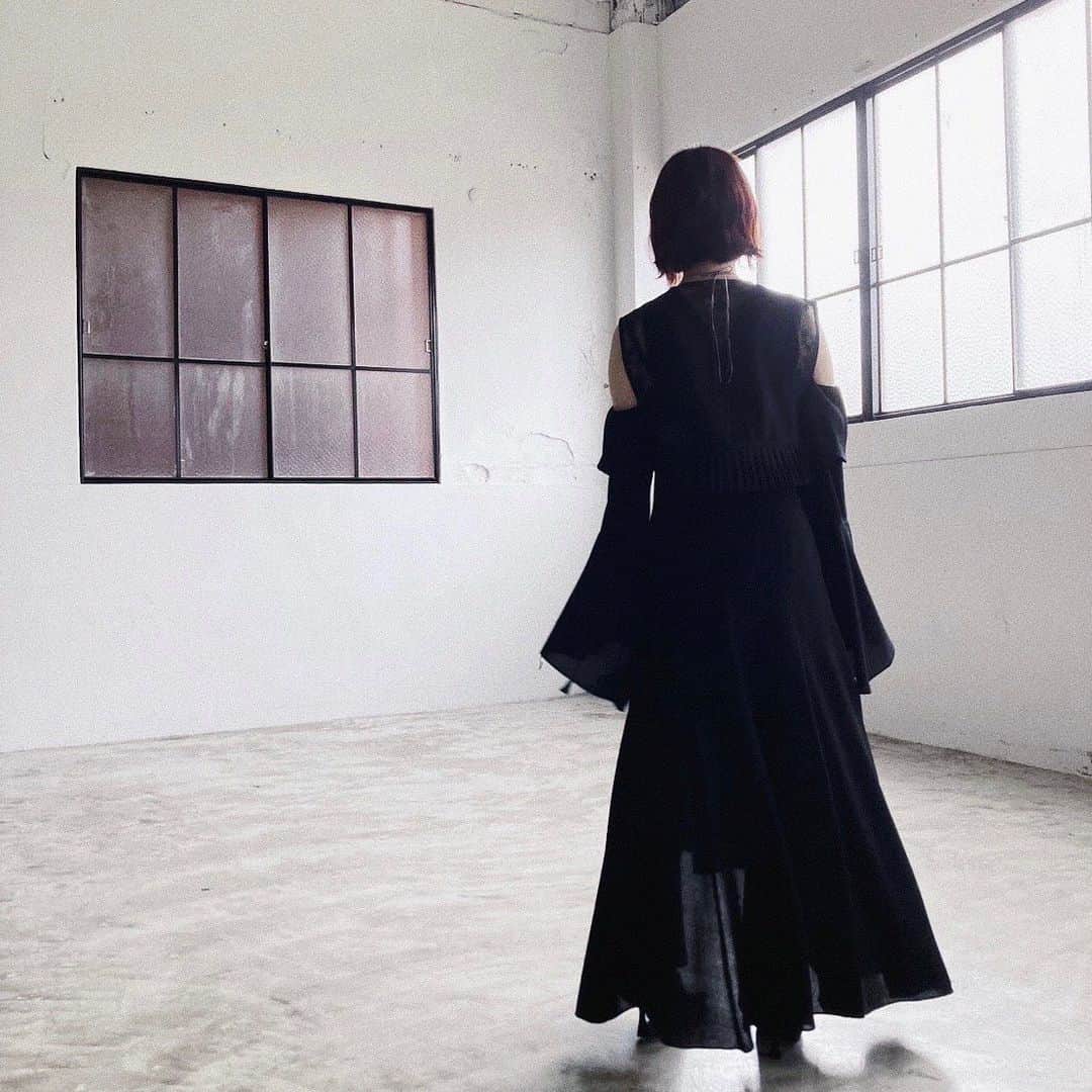 花澤香菜さんのインスタグラム写真 - (花澤香菜Instagram)「. 声優グランプリ11月号のオフショットです☺️ 新曲「インタリオ」の雰囲気を意識してくださった撮影で楽しかった〜🚘✨  best  #Lepotokio」10月10日 20時11分 - hanazawa_kana.official