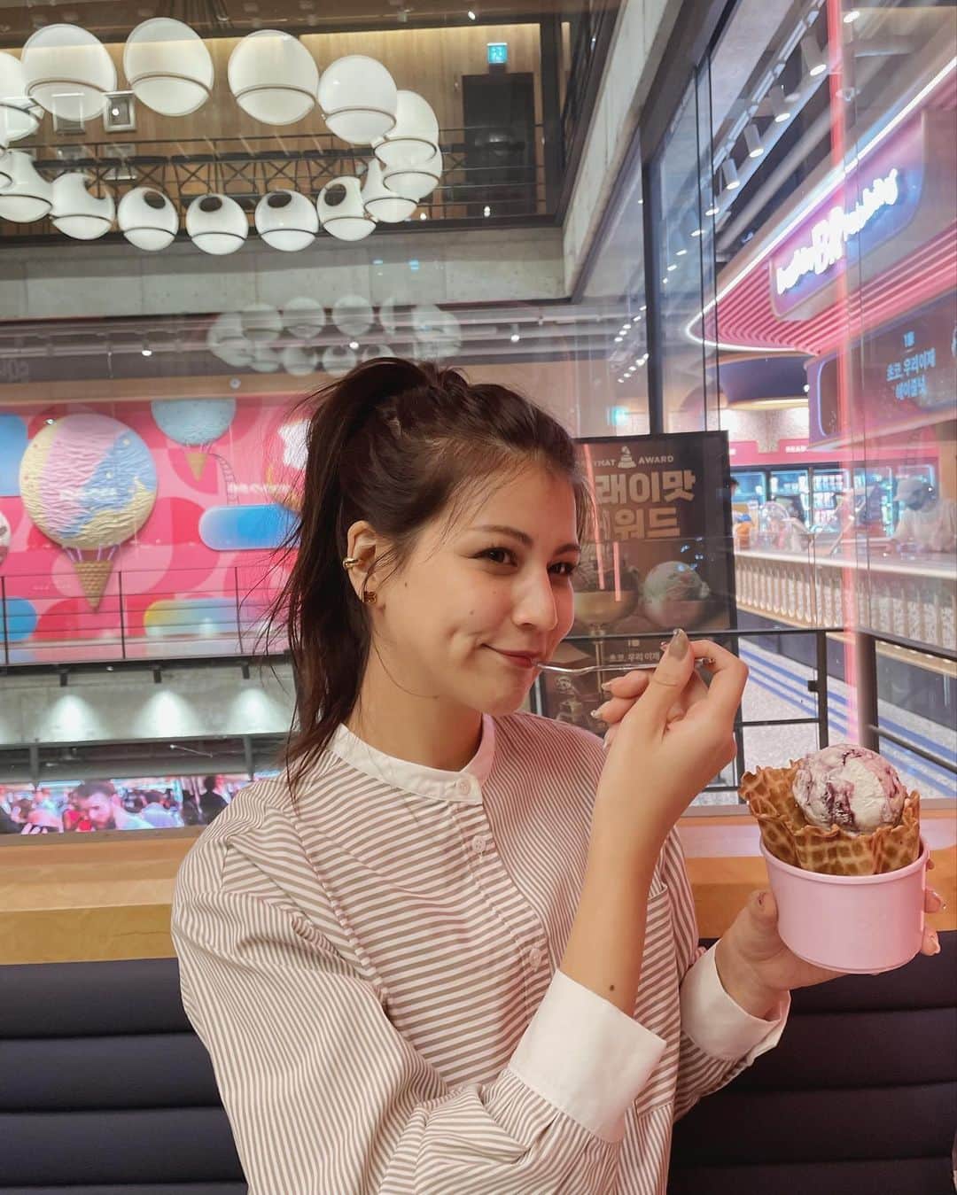 九里聖莉奈さんのインスタグラム写真 - (九里聖莉奈Instagram)「. ⁡ 韓国の31は100種類もの味があってどれを選んでいいかすごく迷ったけど ⁡ ・ブルーベリークリームチーズ ・お母さんは宇宙人(チョコ系のアイス) ⁡ みたいな名前のアイスを選びました🍨 ⁡ #kuriseri #31 #baskinrobbins #baskinrobbinskorea #お母さんは宇宙人」10月10日 20時13分 - serinakuri