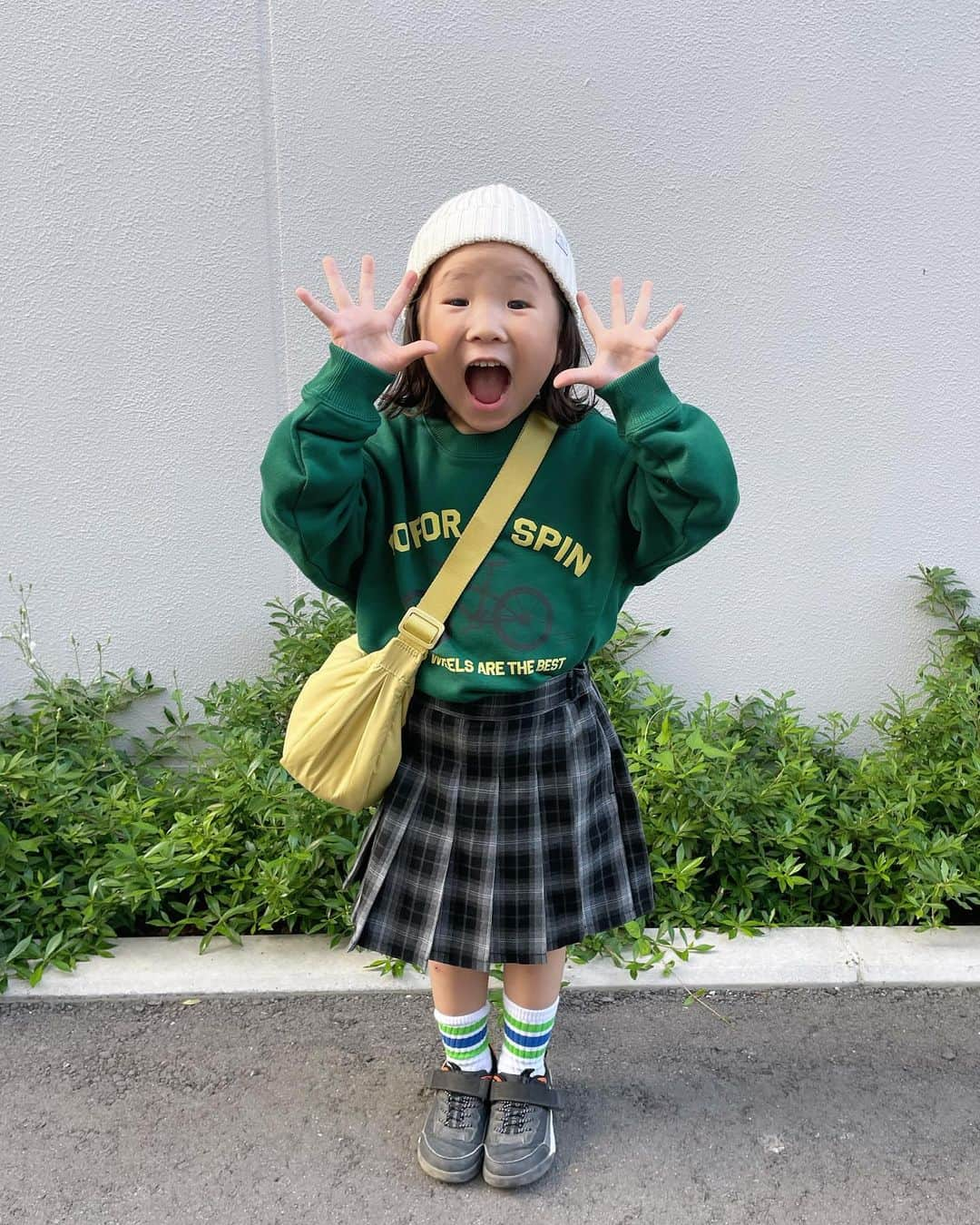 amigo.amigo.5205622さんのインスタグラム写真 - (amigo.amigo.5205622Instagram)「． ★#uniqlokids ★  #スクールガール 風のあこたん💚  @hugmug_insta   上下#これ実はユニクロキッズ 💚  @uniqlo_jp   柔らかな肌ざわりで着心地がよい #ウルトラストレッチスウェットシャツ   #ユニセックス で着れるグリーンカラーを選んだよ！  そして今年1番、私が推してるアイテム✨ #チェックプリーツミニスコート  前からみたらスカートだけど後ろは ズボンのデザイン！  見た目も可愛いし実は色違いで赤も持ってる ほどオシャレでお気に入りアイテム♡ このチェックのミニスコート履けせるだけで 一気にスクールガールっぽくなるよね❤️  この日は#bag も#UNIQLO 💛 #ラウンドミニショルダーバッグ  軽くてたくさん入るのでお出かけの時にいい👍  参考に‼️ あこたん#4歳 身長100センチくらい！ 上下#120サイズ　着用🙋‍♀️  #上下ユニクロ だと 安心して公園で走り回れる♪  #PR @uniqlo_jp  #uniqloコーデ  #ユニクロ #ユニクロコーデ  #ユニクロ新作  #ユニクロキッズ  #hugmug #ハグマグ  #kids #kidsstyle  #kidsstreetstyle  #kidsfashion  #kidswear  #4歳女の子  #キッズ #キッズファッション」10月10日 20時15分 - amigo.amigo.5205622