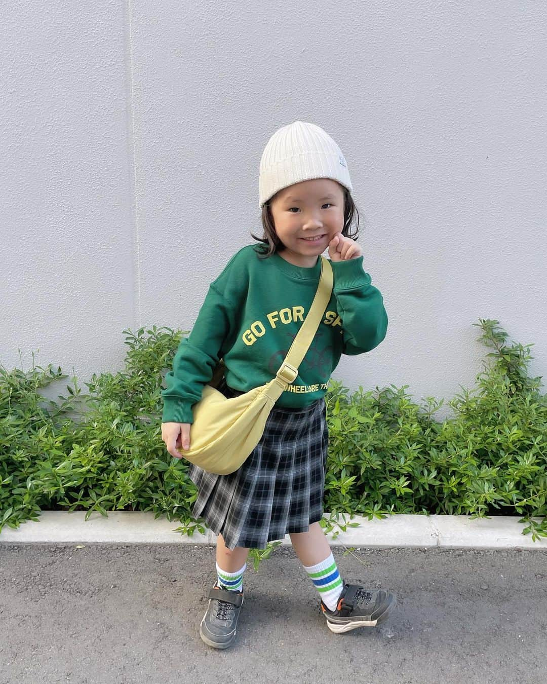 amigo.amigo.5205622さんのインスタグラム写真 - (amigo.amigo.5205622Instagram)「． ★#uniqlokids ★  #スクールガール 風のあこたん💚  @hugmug_insta   上下#これ実はユニクロキッズ 💚  @uniqlo_jp   柔らかな肌ざわりで着心地がよい #ウルトラストレッチスウェットシャツ   #ユニセックス で着れるグリーンカラーを選んだよ！  そして今年1番、私が推してるアイテム✨ #チェックプリーツミニスコート  前からみたらスカートだけど後ろは ズボンのデザイン！  見た目も可愛いし実は色違いで赤も持ってる ほどオシャレでお気に入りアイテム♡ このチェックのミニスコート履けせるだけで 一気にスクールガールっぽくなるよね❤️  この日は#bag も#UNIQLO 💛 #ラウンドミニショルダーバッグ  軽くてたくさん入るのでお出かけの時にいい👍  参考に‼️ あこたん#4歳 身長100センチくらい！ 上下#120サイズ　着用🙋‍♀️  #上下ユニクロ だと 安心して公園で走り回れる♪  #PR @uniqlo_jp  #uniqloコーデ  #ユニクロ #ユニクロコーデ  #ユニクロ新作  #ユニクロキッズ  #hugmug #ハグマグ  #kids #kidsstyle  #kidsstreetstyle  #kidsfashion  #kidswear  #4歳女の子  #キッズ #キッズファッション」10月10日 20時15分 - amigo.amigo.5205622