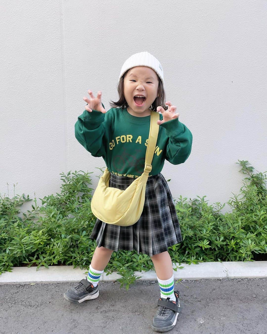 amigo.amigo.5205622さんのインスタグラム写真 - (amigo.amigo.5205622Instagram)「． ★#uniqlokids ★  #スクールガール 風のあこたん💚  @hugmug_insta   上下#これ実はユニクロキッズ 💚  @uniqlo_jp   柔らかな肌ざわりで着心地がよい #ウルトラストレッチスウェットシャツ   #ユニセックス で着れるグリーンカラーを選んだよ！  そして今年1番、私が推してるアイテム✨ #チェックプリーツミニスコート  前からみたらスカートだけど後ろは ズボンのデザイン！  見た目も可愛いし実は色違いで赤も持ってる ほどオシャレでお気に入りアイテム♡ このチェックのミニスコート履けせるだけで 一気にスクールガールっぽくなるよね❤️  この日は#bag も#UNIQLO 💛 #ラウンドミニショルダーバッグ  軽くてたくさん入るのでお出かけの時にいい👍  参考に‼️ あこたん#4歳 身長100センチくらい！ 上下#120サイズ　着用🙋‍♀️  #上下ユニクロ だと 安心して公園で走り回れる♪  #PR @uniqlo_jp  #uniqloコーデ  #ユニクロ #ユニクロコーデ  #ユニクロ新作  #ユニクロキッズ  #hugmug #ハグマグ  #kids #kidsstyle  #kidsstreetstyle  #kidsfashion  #kidswear  #4歳女の子  #キッズ #キッズファッション」10月10日 20時15分 - amigo.amigo.5205622