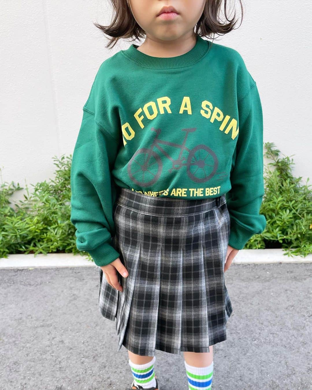 amigo.amigo.5205622さんのインスタグラム写真 - (amigo.amigo.5205622Instagram)「． ★#uniqlokids ★  #スクールガール 風のあこたん💚  @hugmug_insta   上下#これ実はユニクロキッズ 💚  @uniqlo_jp   柔らかな肌ざわりで着心地がよい #ウルトラストレッチスウェットシャツ   #ユニセックス で着れるグリーンカラーを選んだよ！  そして今年1番、私が推してるアイテム✨ #チェックプリーツミニスコート  前からみたらスカートだけど後ろは ズボンのデザイン！  見た目も可愛いし実は色違いで赤も持ってる ほどオシャレでお気に入りアイテム♡ このチェックのミニスコート履けせるだけで 一気にスクールガールっぽくなるよね❤️  この日は#bag も#UNIQLO 💛 #ラウンドミニショルダーバッグ  軽くてたくさん入るのでお出かけの時にいい👍  参考に‼️ あこたん#4歳 身長100センチくらい！ 上下#120サイズ　着用🙋‍♀️  #上下ユニクロ だと 安心して公園で走り回れる♪  #PR @uniqlo_jp  #uniqloコーデ  #ユニクロ #ユニクロコーデ  #ユニクロ新作  #ユニクロキッズ  #hugmug #ハグマグ  #kids #kidsstyle  #kidsstreetstyle  #kidsfashion  #kidswear  #4歳女の子  #キッズ #キッズファッション」10月10日 20時15分 - amigo.amigo.5205622