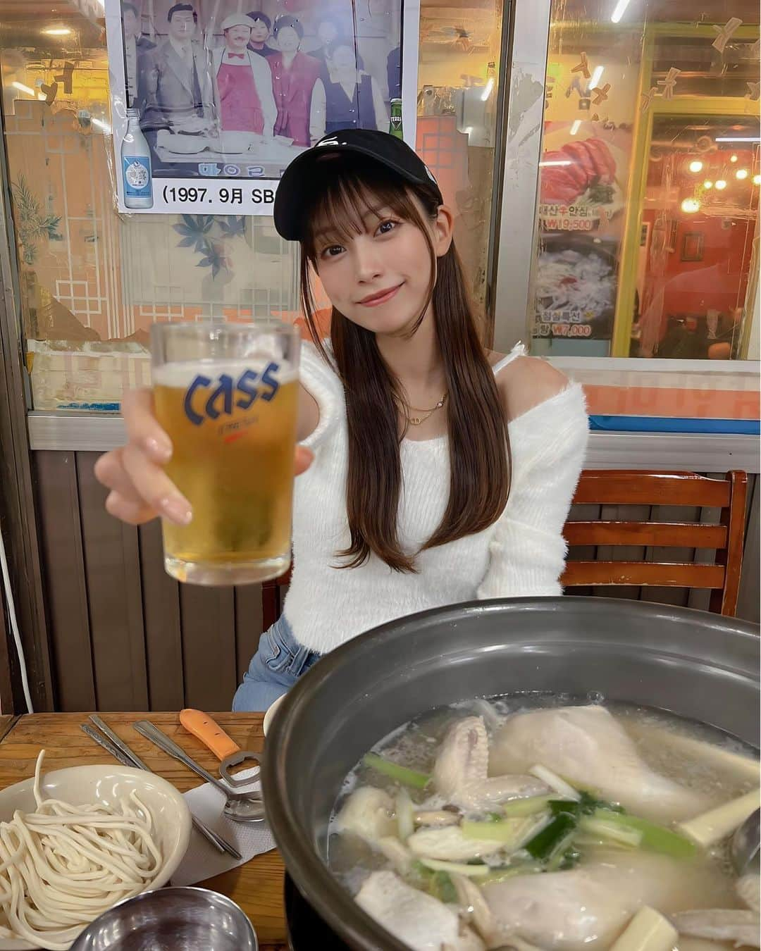 岡島彩花さんのインスタグラム写真 - (岡島彩花Instagram)「韓国でおすすめのお店🇰🇷  サムギョプサル食べるなら @oddpork_chungdonok  📍チョンオンドク🍖❤️  私たちが頼んだのは、 骨付きサムギョプサル W18,000（１人前）🍖 セットにするとスープとビビンバも付いてきます✨  分厚いお肉が特徴でカリッカリで美味しかった〜♡  タッチパネル注文で日本語でも対応可能だったので、 旅行でおすすめです✈️🇰🇷  ホンデ行く際は是非☺️✨  #韓国グルメ #韓国ランチ #韓国旅行 #韓国グルメ旅  #韓国グルメ情報」10月10日 20時15分 - okajima_ayaka