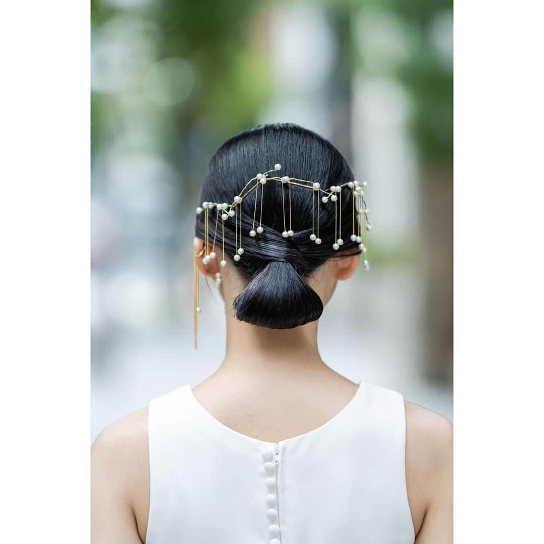 青木友里のインスタグラム：「◽️関西 / 大切な日、花嫁様ご案内のお知らせ ◽️ ・ freelance hair makeup artist @yasu_2_9 さんのアトリエにてご覧いただけることになりました○ ・ yasuさんInstagramページより、メールもしくはお問い合わせフォームで直接やすさんとやりとりしていただきます○詳しくは @yasu_2_9 ✉️にて🙇‍♀️ ※ DM不可 ※ストーリーズアーカイヴにてラインナップ記載 ・ ◽️イヤリングは購入のみで通販はありません◽️ ※イヤリングのラインナップはデザイン全てご覧いただけます。 ・ ◽️ヘッドドレス、ヘアピンに関しましてはデザインが限られています◽️ ヘッドドレス / ヘアピンレンタル有○ オーダーも可能○ ・ 2017年花嫁様を通して @yasu_2_9 さんと出会わせていただき5年、、、 やすさんのスタイリングのバランスが好みすぎてわたしからお願いしたいとお声がけさせていただきました、、、！ 引き受けてくれ本当に感謝です○ ドレスショップでのお取り扱いとはまた違う視点から aoki yuri を楽しんでいただけたら嬉しいです。 来年は関西でイベントなども一緒に行えたらいいなと考えております😌 気になる方はぜひぜひ @yasu_2_9 ✉️🙇‍♀️🤍 ・ 11月末は名古屋でイベントです〜！ ヘアアレンジのプロフェッショナルな方々に向けてヘアアイテム多めにご覧いただけるよう準備しております🙇‍♀️ ・ 引き続きお問い合わせ、ご質問はaoki yuri DMにてお気軽にどうぞ💫 ・ #花嫁ヘア  #ウエディング #フォトウェディング  #プレ花嫁  #前撮り #まえどり #ウエディングヘア #花嫁ヘア #花嫁準備 #花嫁準備2023 #花嫁準備2024」