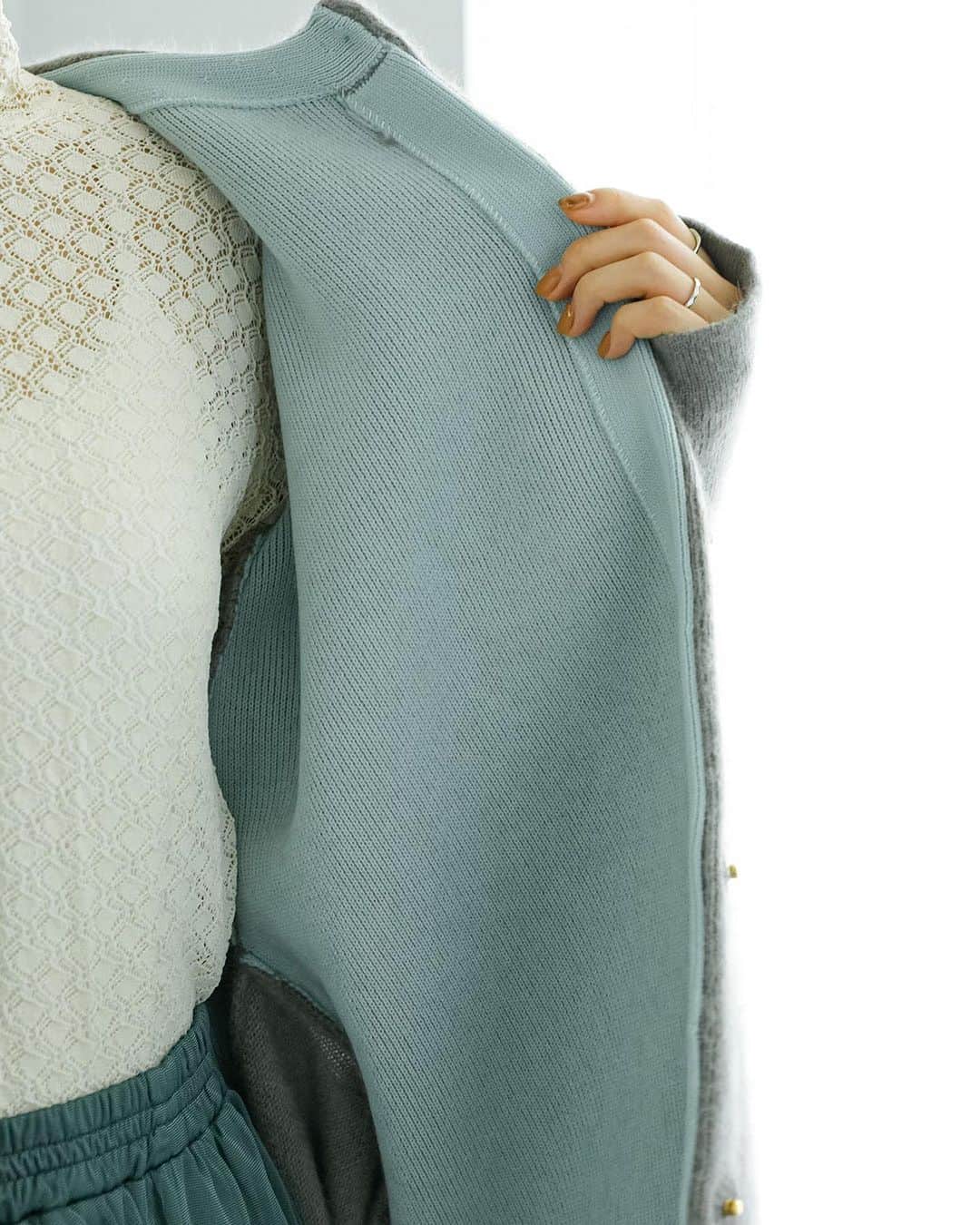Techichiさんのインスタグラム写真 - (TechichiInstagram)「【Knit Knit Knit】 フォックス混で、ふんわりと柔らかな質感が魅力のニットアウター。 ゆったりとしたサイズ感や丈の長さが、どんなシーンにもちょうどよく着こなせそうです。 内側は気分の上がるカラーのダブルフェイス仕様。 ⁡ ⁡ ⁡ ・Knit outer ￥16,390（tax incl.）_№1610150 off-white/brown ⁡ ⁡ ⁡ ⁡ ※商品タグの付いていないアイテムも順次オンラインショップで販売いたします。 ⁡ ※商品画像は、撮影環境やご利用のPC・スマートフォンのモニター環境などにより実物と色味に差異がある場合がございます。 ⁡ ===================================== ⁡ #techichi #テチチ #オフィスカジュアル #お仕事を楽しく #大人カジュアル #働く女性 #オトナ女子 #オンオフ兼用 #ニットアウター #ニットアウターコーデ  #ダブルフェイスニット  #canshopig」10月10日 20時24分 - techichi_official