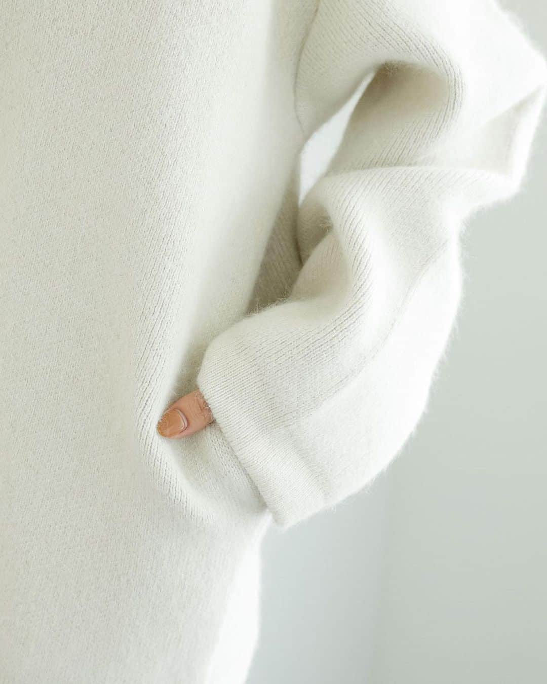 Techichiさんのインスタグラム写真 - (TechichiInstagram)「【Knit Knit Knit】 フォックス混で、ふんわりと柔らかな質感が魅力のニットアウター。 ゆったりとしたサイズ感や丈の長さが、どんなシーンにもちょうどよく着こなせそうです。 内側は気分の上がるカラーのダブルフェイス仕様。 ⁡ ⁡ ⁡ ・Knit outer ￥16,390（tax incl.）_№1610150 off-white/brown ⁡ ⁡ ⁡ ⁡ ※商品タグの付いていないアイテムも順次オンラインショップで販売いたします。 ⁡ ※商品画像は、撮影環境やご利用のPC・スマートフォンのモニター環境などにより実物と色味に差異がある場合がございます。 ⁡ ===================================== ⁡ #techichi #テチチ #オフィスカジュアル #お仕事を楽しく #大人カジュアル #働く女性 #オトナ女子 #オンオフ兼用 #ニットアウター #ニットアウターコーデ  #ダブルフェイスニット  #canshopig」10月10日 20時24分 - techichi_official