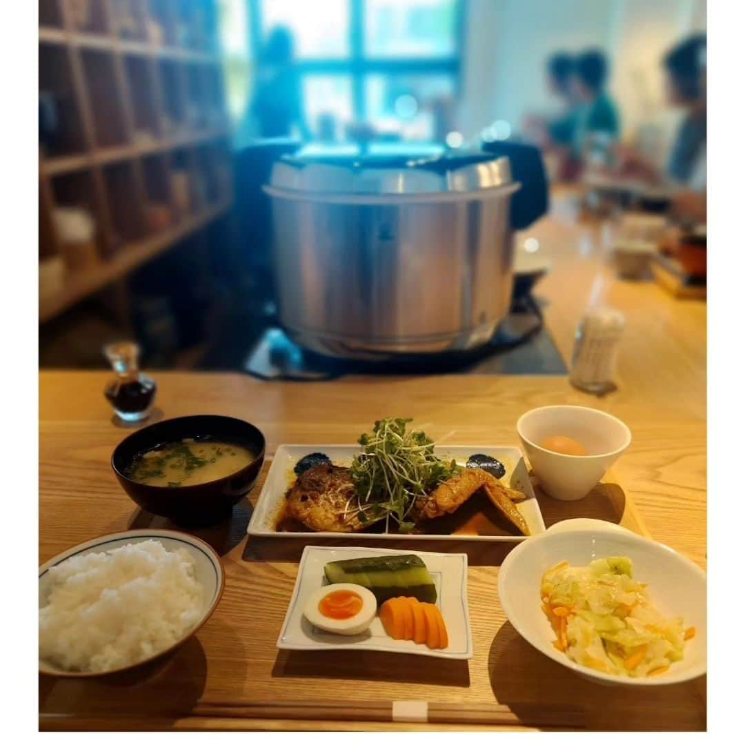 津野瀬果絵さんのインスタグラム写真 - (津野瀬果絵Instagram)「. . ぬか炊きがメインのHAKKO食堂。 ディレクターとして頑張っていたヨネちゃんの送別ランチは、お互いここに行ってみたかったと一致しました💛 これから広島ホームテレビで 働くヨネちゃん、今度は広島で会おうね💛 . . #ヨネちゃん行ってらっしゃい#ぬか漬け #ぬか床#HAKKO食堂#福岡市グルメ#発酵食品#腸活#腸活ランチ」10月10日 20時25分 - kaetsunose