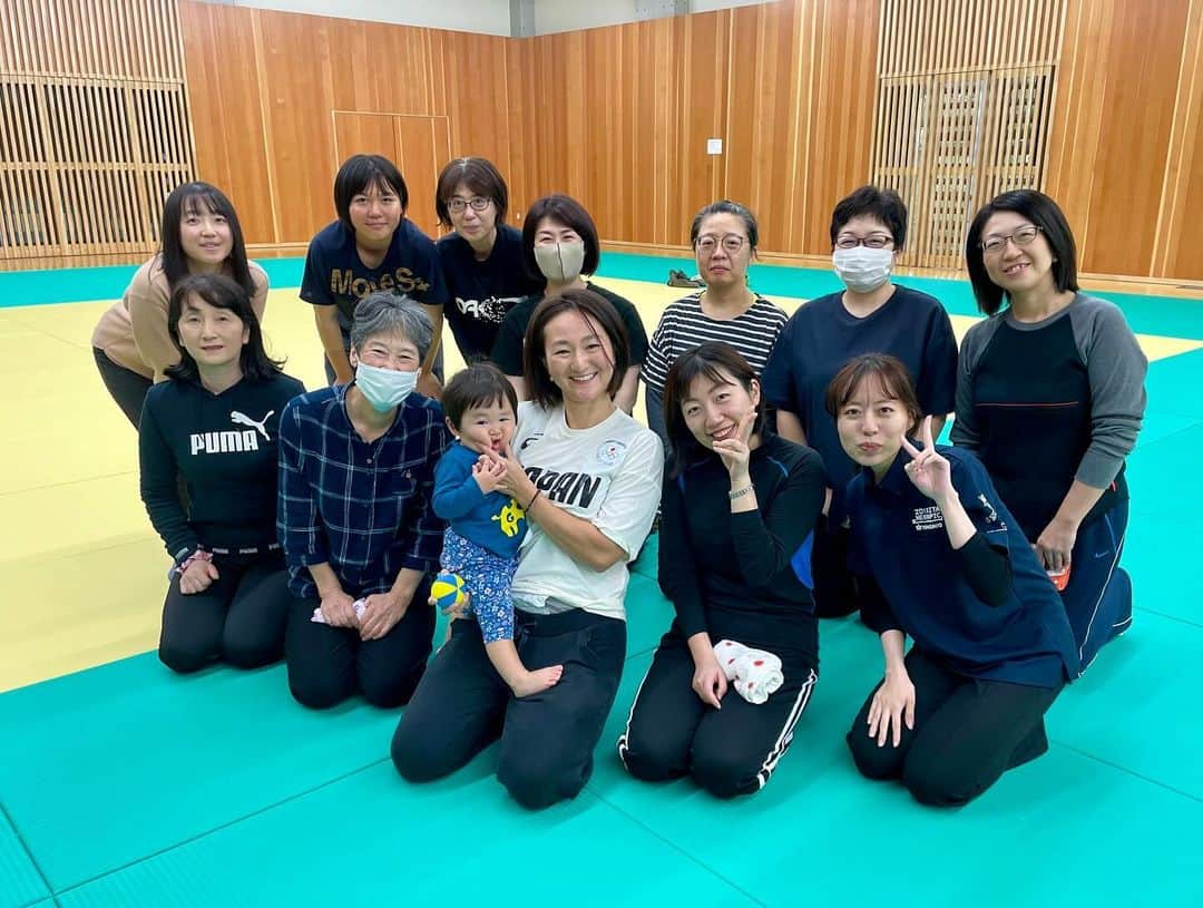 小野祐佳さんのインスタグラム写真 - (小野祐佳Instagram)「スポーツの日のイベントで、由利本荘市スポーツ振興大使のお仕事、"世界一簡単なモビリティエクササイズ"と称して、モビリティエクササイズやピラティスをみなさんと一緒にやりました🧘🏻‍♀️３連休最終日ということもあって少数精鋭での開催でしたが、これをきっかけに限られた１日の中で、数分でもゆったり自分の体と向き合う時間をもつきっかけ作りになっていたらいいなと思います🦥  Thank you for having me for the event of sports day Yurihonjo! We had some mobility exercises and some easy pilates. Hope it helps to make a chance that everyone listens your body’s voice and enjoy some exercises as daily routine.  #由利本荘市  #スポーツ立市  #子連れエクササイズ 他国のよう増えればいいのにな」10月10日 20時19分 - juka_yukita