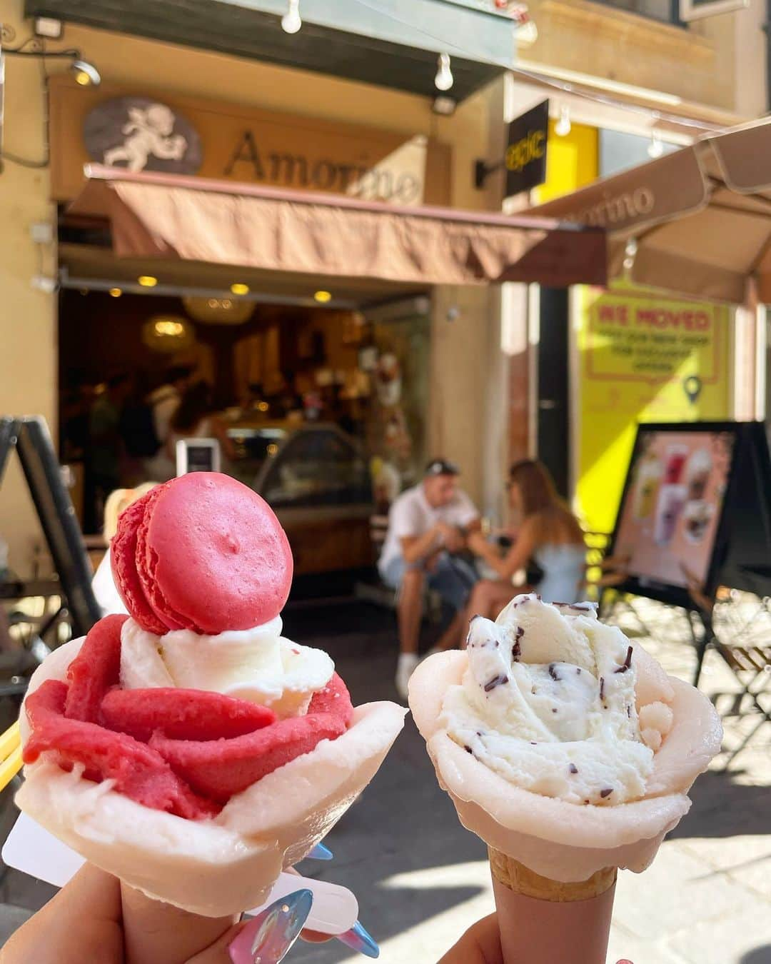 myumyuさんのインスタグラム写真 - (myumyuInstagram)「バレッタの薔薇のアイス作ってくれるお店🌹👅  📍#amorinogelato , Valletta Malta🇲🇹  なんとアイス何種類でも選べて、 薔薇の花びら1枚ずつを違う味で作ってもらっても値段変わらないの🥰  S,M,Lのコーンのサイズで値段つけてるみたいなんだけど、アイスの種類増やすとお花の部分と大きくなってる気がする😂(2人ともSサイズ,マカロンは後乗せ)  気温暑すぎて3秒で溶けた🫠🥀  #アイス#薔薇アイス #バレッタ#世界遺産#valletta#vallettamalta #マルタ#マルタ島#マルタ共和国#malta#maltaisland#traveler#travelawesome#travelgram#traveltheworld#海外旅行#旅行#海外旅行大好き#旅スタグラム#旅行記#travel#travellover#instatravel#worldheritage」10月10日 20時19分 - myumyu_travel_bikini