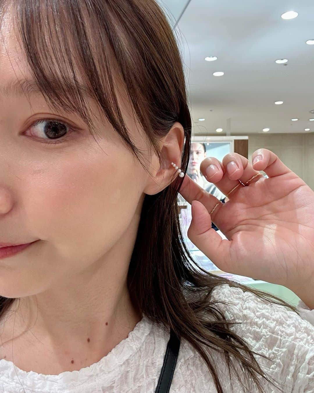 渕上彩夏のインスタグラム：「𓂃 𓂃 大好きなココシュニックで新しいイヤーカフ買いました✨  髪まとめたときに見えたら可愛いよね！ パールとチェーンを片耳ずつ。  ピアス空いてないからイヤーカフとかイヤリングが可愛いのたくさんあって嬉しい🥰  鶴屋らららんに入ってるよ。 @cocoshnik_official   #ココシュニック #鶴屋 #熊本 #イヤーカフ」