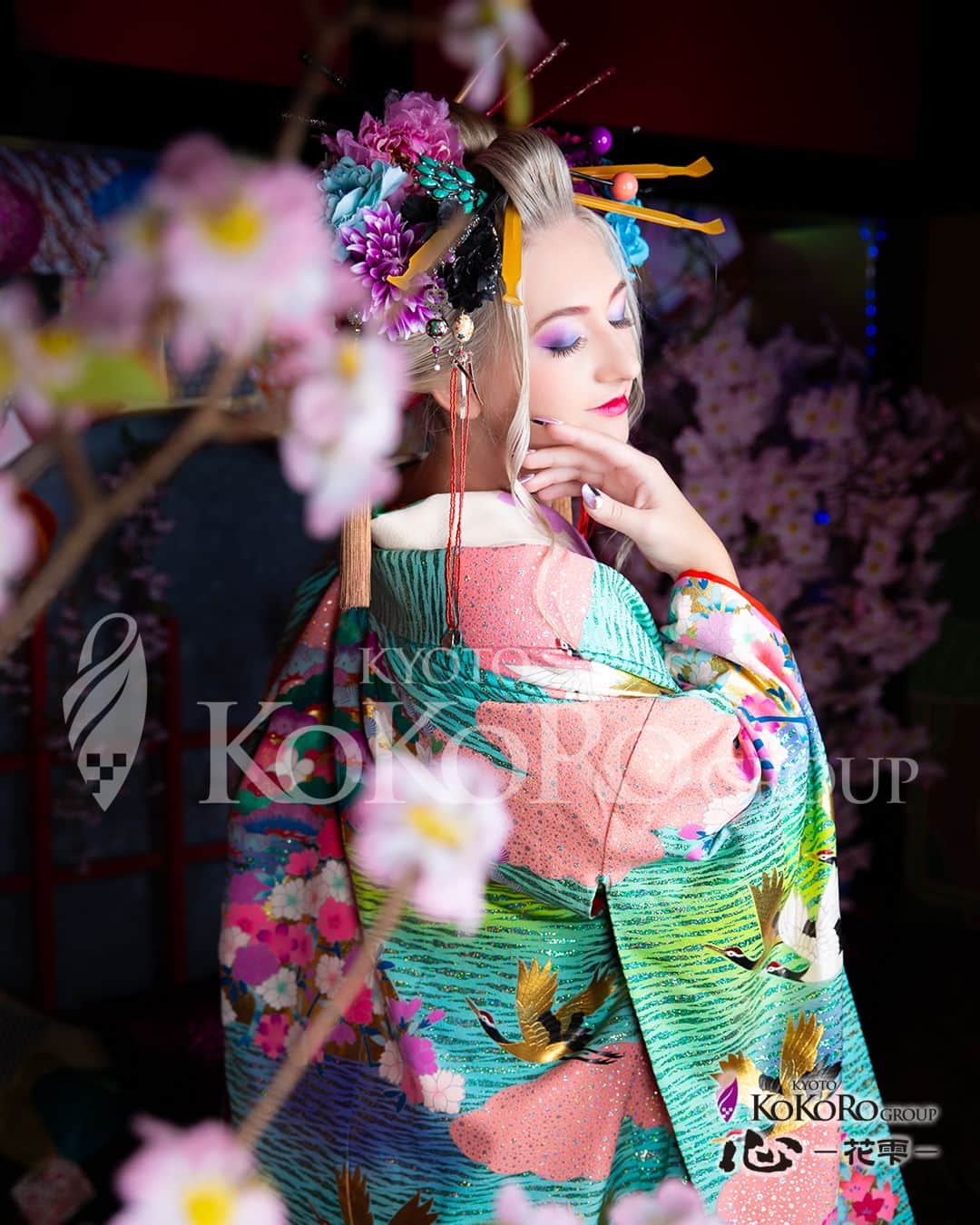 心－花雫－さんのインスタグラム写真 - (心－花雫－Instagram)「#心花雫 If you have a chance to come to Japan, would you like to come visit our studio? You can experience it alone, with friends, or as a couple!  Click here to make a reservation https://www.maiko-maiko.com/english/contact-us/  #花魁 #花魁体験 #京都 #花魁変身 #着物 #kimono #oiran #変身写真 #写真館 #japan #beautiful #kyoto #京都観光 #京都花魁 #美容 #メイク #makeportraits #portrait #explorekyoto」10月10日 20時20分 - kokoro_hanashizuku