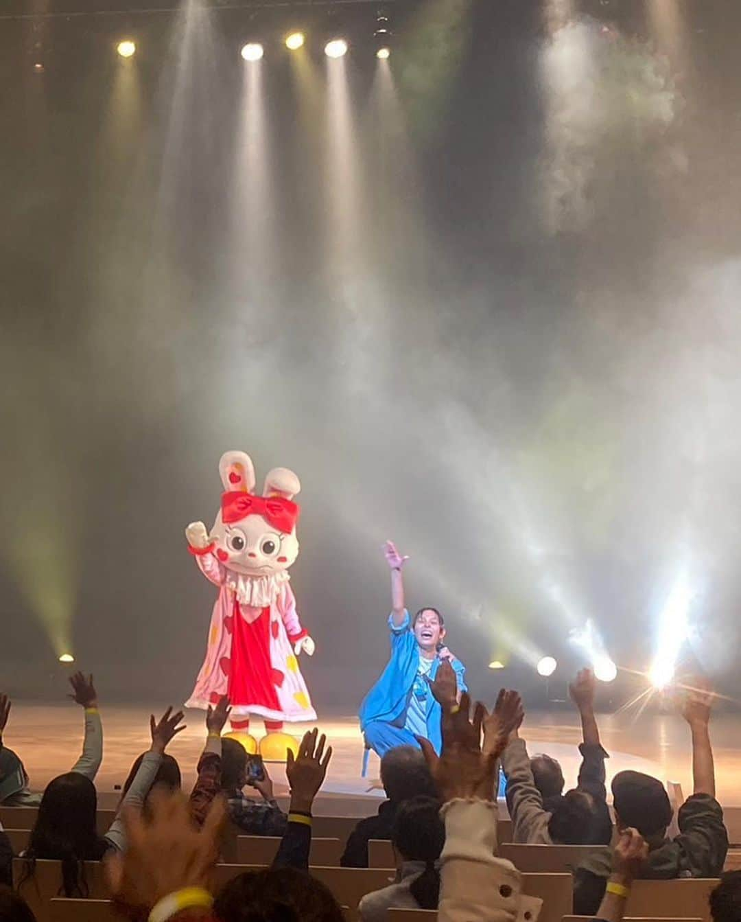 ジェニーさんのインスタグラム写真 - (ジェニーInstagram)「昨日山形県南陽市で行われた ˗ˏˋプレミアムオータムフェス2023ˎˊ˗  に出演させて頂きました！🍁✨✨  私って音楽をもう約9年以上 やらせて頂いているんだけど い　ま　だ　に　緊張するのよ😂  私にとって一回一回のステージがとても大切で  楽しんでもらえるパフォーマンスを ちゃんと届けられるかな  色んな日々を過ごしてる中で 皆も私自身もこの一瞬だけでも 楽しくて幸せなものになればな  と想いを抱えてライブに挑むから いつもドキドキしちゃうの笑 昨日が恐らく今年最後のライブだったからこそ めーためたドキドキしてた😇  実際にライブ終えて思ったことは めちゃくちゃ楽しかった！！！！ 笑  年齢関係なく、初めましての方も 多いであろう中で物凄く心の距離が 近く感じたとても温かいライブだった。 あの時に頂いた拍手を忘れられない(´꒳​`   私の歌を聴いてくださってありがとうございました！！！ ↑ 自分の公式LINEでもっと内部について話したからよかったらそっちでもお話を聞いてね😂💦  だいーぶお話しが長くなったので 今日の投稿はここまでにします！w 来年もいっぱいライブがしたいなぁ！！ 何かございましたらいつでもお声掛け くださいませ笑  また次のライブが楽しみだああああ！」10月10日 20時20分 - _jenni_2017_