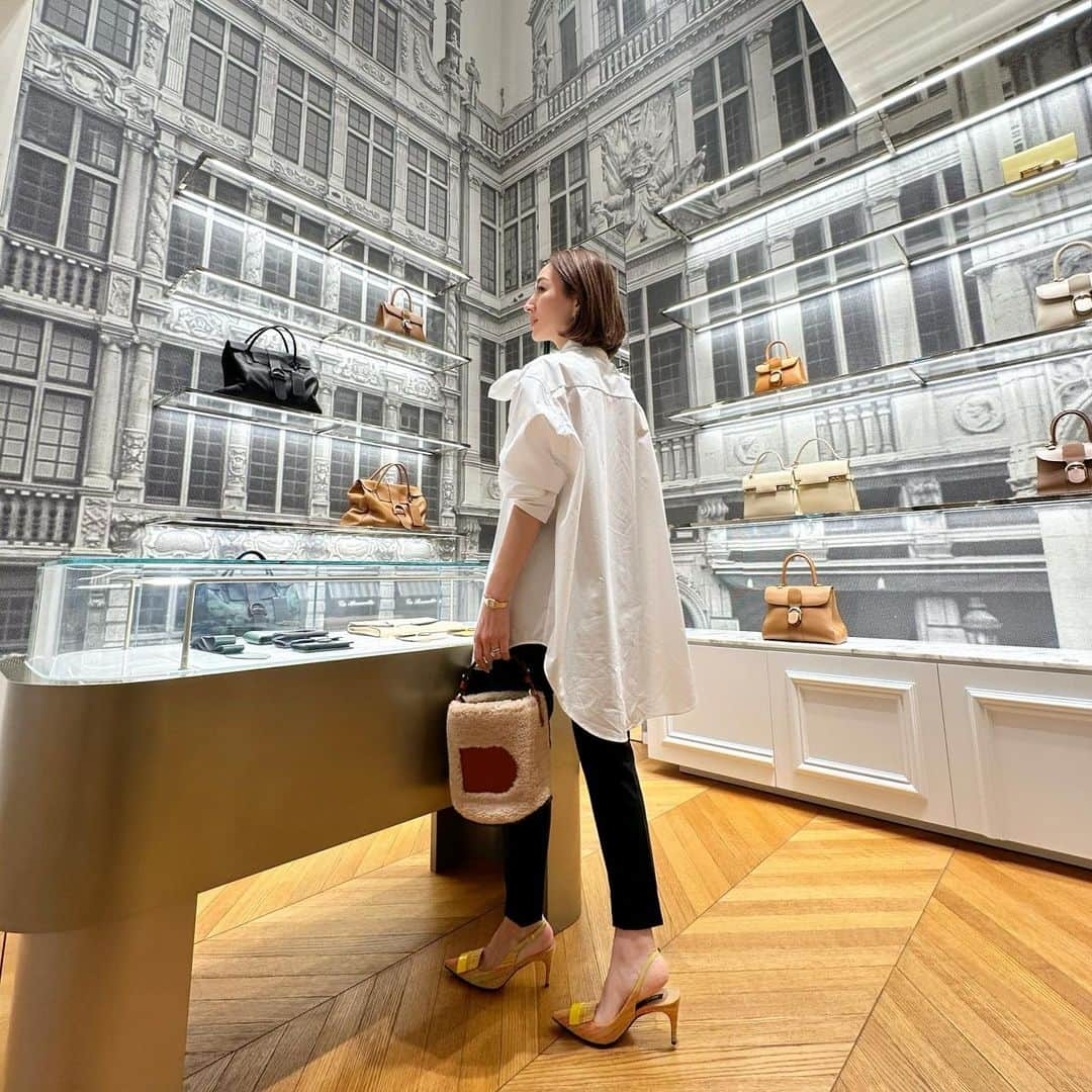 星玲奈のインスタグラム：「先日お買い物をした @delvaux_omotesando で、素敵な写真を撮っていただいたので載せてみようかと❤️ 秋冬用に（贅沢🥹）モコモコのテディパンミニバケツを🧸 カゴバッグとか季節もので、よいバッグを買うのはなかなか躊躇しますが。。今年はカゴは我慢したのと、このモコモコの可愛さには勝てず…🫣 ザクザクとものが入れられてとても使いやすいパンミニバケツ。定番もいいけれど、こんな変化球も本当にすてき😍 いずれ娘にも譲りたいと思えるクラシカルなデルヴォーのバッグは、少しずつ集めて大切にしています👜  @delvaux #delvaux #デルヴォー#パンミニバケツ」