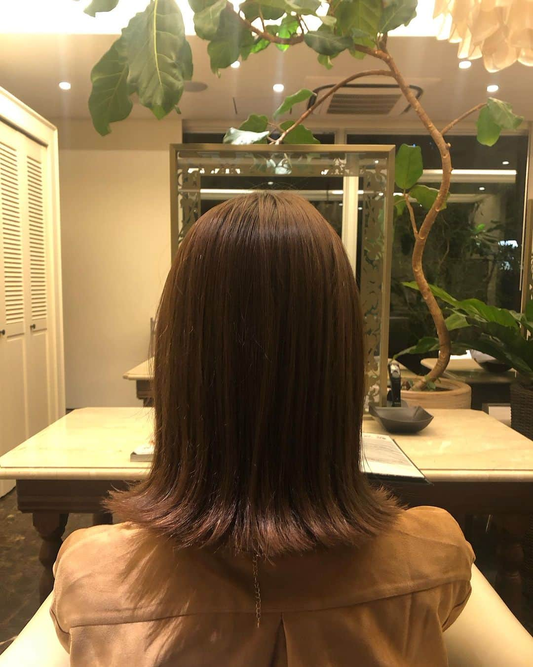 佐藤由季のインスタグラム：「お仕事が忙しかった帰りに 美容院に寄るのも良いな🥰 ヘアケア専門サロン サロン•ド•リジュー @salon.de.rejue 2回目のトリートメントへ  頭皮の状態もしっかり確認していただき 乾燥肌が頭皮にまで影響を及ぼして いることにびっくり😱 髪の毛にはもちろん、頭皮にも 保湿保湿保湿・・・ 頭皮から潤うと髪の根元まで 生き返るんですね✨ ただ、頭のコリや頭皮状態も気になったので 次回は毛穴ディープクレンジングをしたい！ オススメの広尾情報も教えていただいたので セットで楽しもうっと🤭 ありがとうございました💓  #サロンドリジュー  #ヘアケア  #トリートメント  #天使の輪 👼 #フリーアナウンサー  #佐藤由季  #サザエさん姿もやっぱり載せちゃう 😂 #リニューアルされた 広尾店も素敵でした #マッサージ まで最高に気持ち良い 🥰 #抹茶ラテ がとても美味しかった♡」