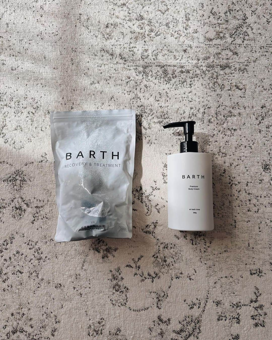 ちょびさんのインスタグラム写真 - (ちょびInstagram)「中性重炭酸入浴剤ブランドのBARTH（@barth.rt.official）の入浴剤とハンドクリームをお試しさせていただきました🤍🤍 浴槽に入れたらしゅわしゅわ〜となるのでキラキラした目で見てたつむ👦🏻🤍 温浴効果も促進してくれて疲労回復を促してくれるアイテムはありがたすぎて至福のひとときなんだよね😮‍💨🤍 寒くなってくるこの時期にぴったりだ🫶🏻🤍 ハンドクリームはシトラスの香りにしたのだけど、柑橘系はやっぱりいいね🤍🤍この時期手元も乾燥するからしっかり塗って保湿しよう🤌🏻  #PR#BARTH#中性重炭酸入浴剤#入浴剤#ハンドクリーム」10月10日 20時26分 - kaoriririn15