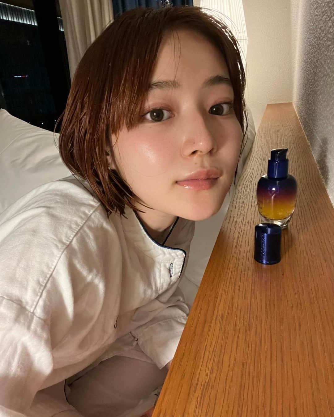 山崎江莉のインスタグラム：「最近のナイトケアに愛用しているロクシタンの美容液  寝不足だったり、季節の変わり目だったりでいつもより少しお肌がくすみがちなタイミングだったので翌朝のハリツヤを求めて！使い始めました😌  つけた時は肌にスッととろけるような質感で、心地いい香りに癒されながら使うことができます🙆‍♂️🌿  #ロクシタン  #loccitanepr #イモーテルオーバーナイトリセットセラム #夜用美容液 ＃美容液 #夜リセット」