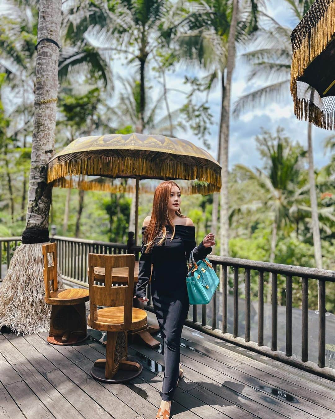 Stella Leeのインスタグラム：「2 months post surgery update  A prettier version of myself 🫣❤️  Still feel stiff on my lower face area, my nose still feels hard. I have moved from porridge diet to rice and noodles 🫶🏻 Foods that I can eat have increased and I am trying to make my chew better by stretching my jaw 😂」
