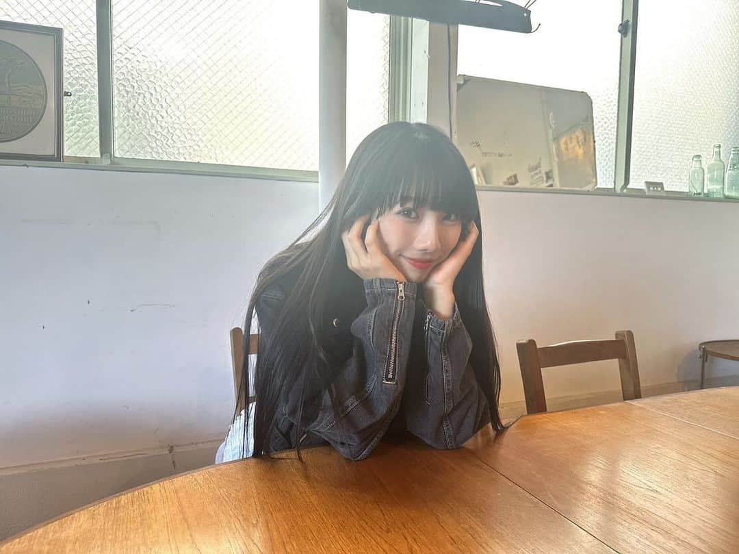 宇佐美空来のインスタグラム：「つくえ~   #07 #jk #fjk #idol #アイドル #高校生 #黒髪 #黒髪ロング #アンティーク #followme」