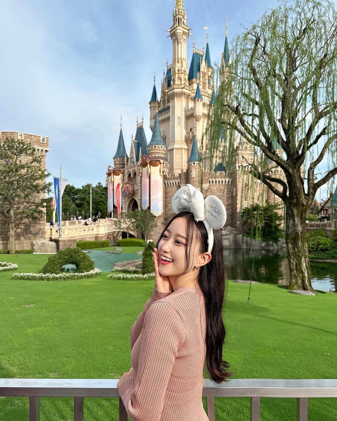 あいりのインスタグラム：「🏰 沢山のおめでとうメッセージありがとうございます🥺🫶🏻❤️  今年も無事に誕生日迎えられました🎂  長くなりそうだからまた次の投稿とかで感謝の気持ち改めて書こうかな🫣笑  応援してくれてるみなさんも素敵な1年になりますように…🌈  あいり🐹  #サロンモデル#サロモ#ポートレート#撮影依頼受付中#フリーモデル」